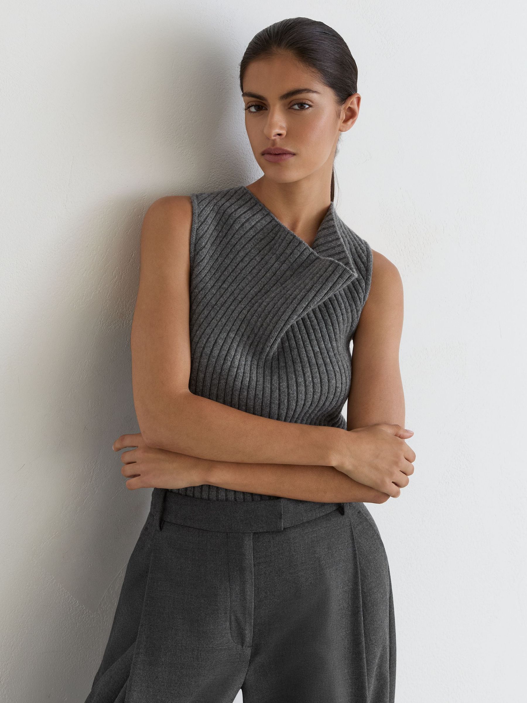 Reiss Maggie Wool-Blend Ribbed Cowl-Neck Vest with Cashmere - صورة 4 من 6