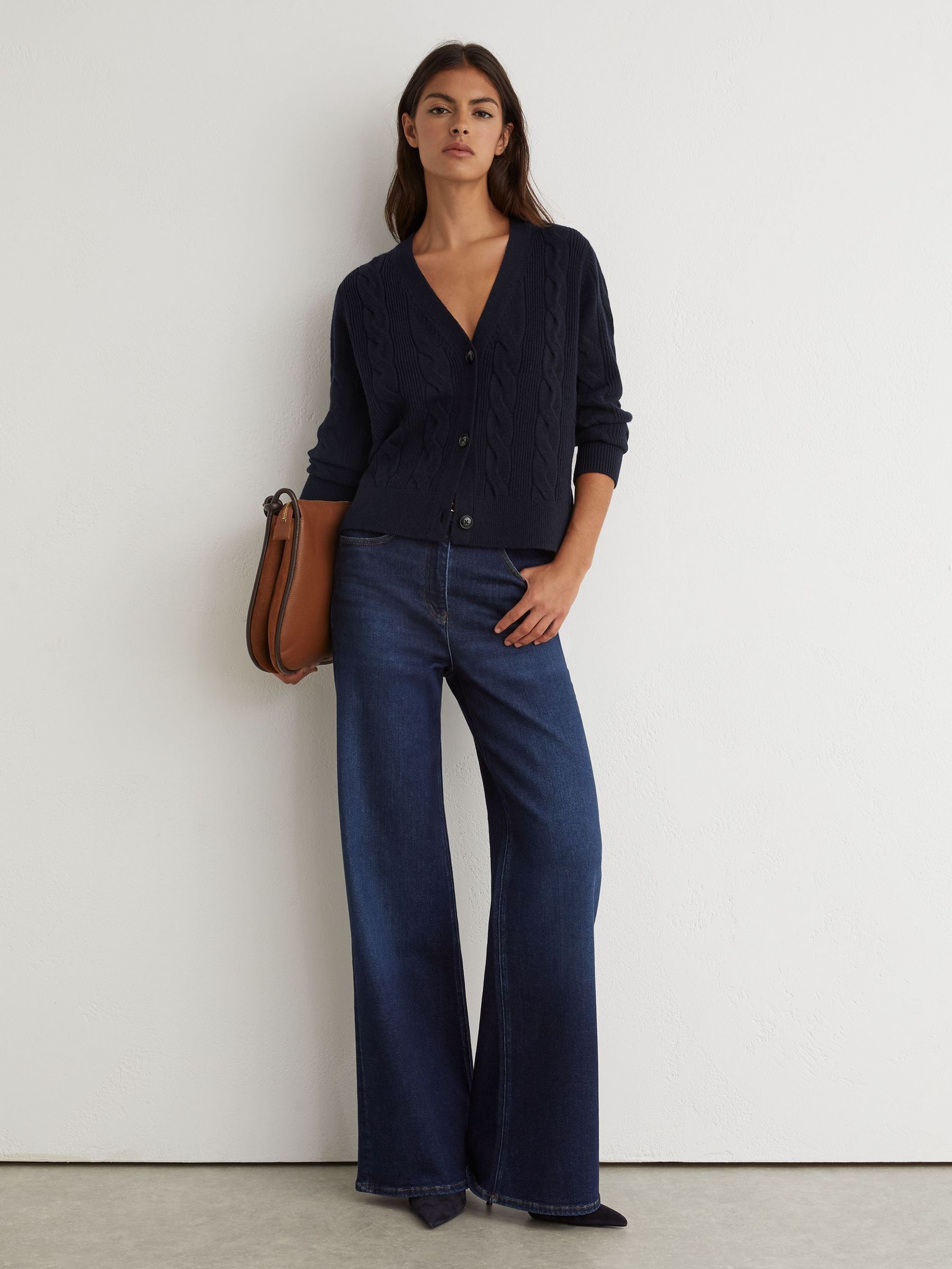 Wool-Cashmere Cable-Knit Cardigan in Navy - Billede 3 af 6