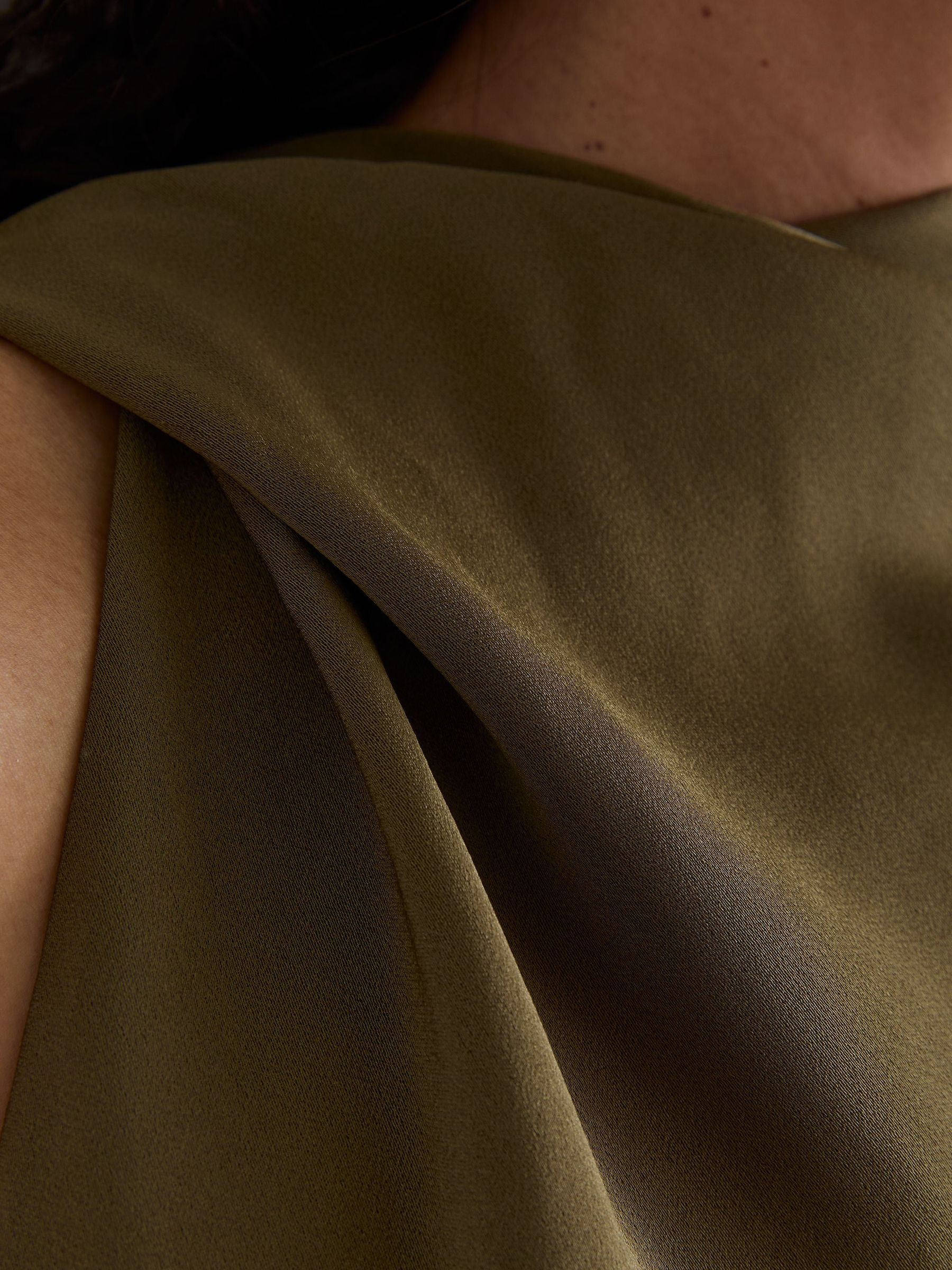 Maxikleid aus Satin mit Cape-Detail in Khakigrün - Bild 3 von 6