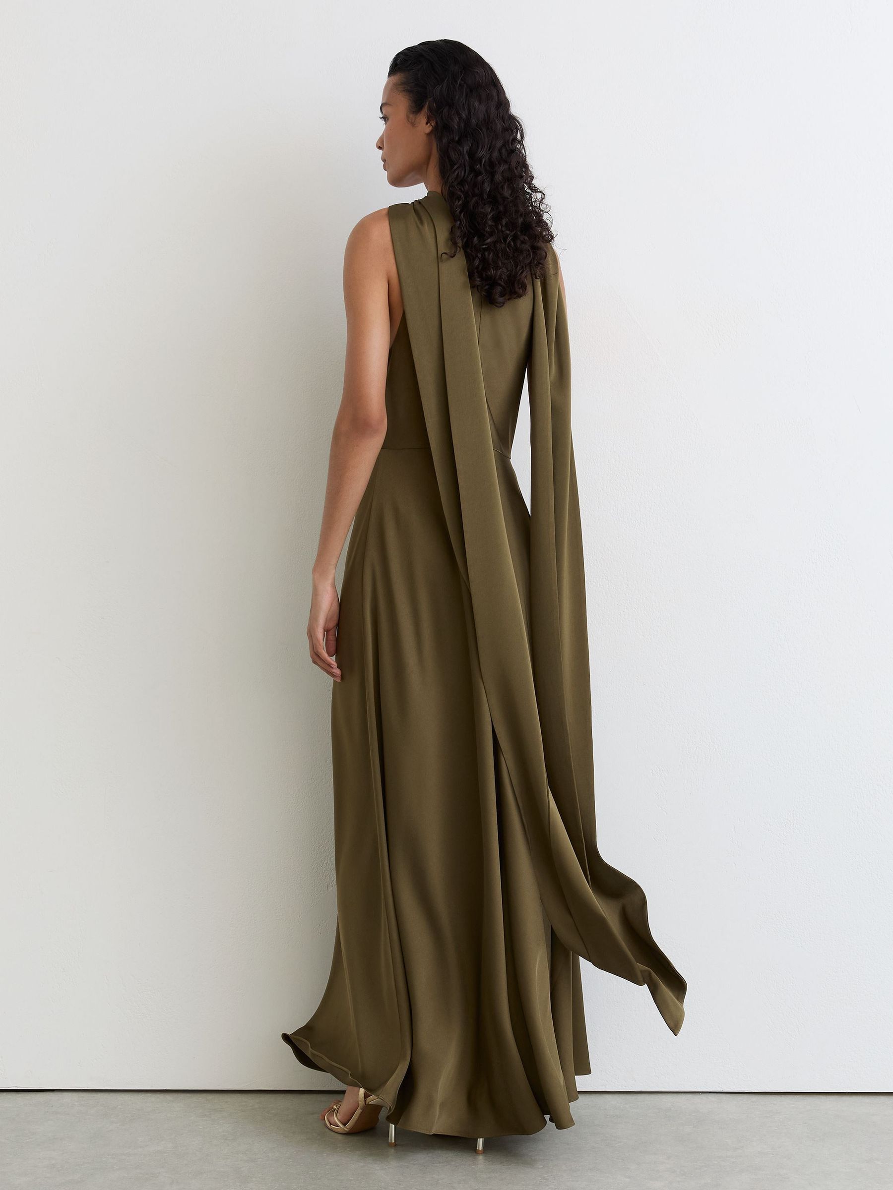Maxikleid aus Satin mit Cape-Detail in Khakigrün - Bild 4 von 6