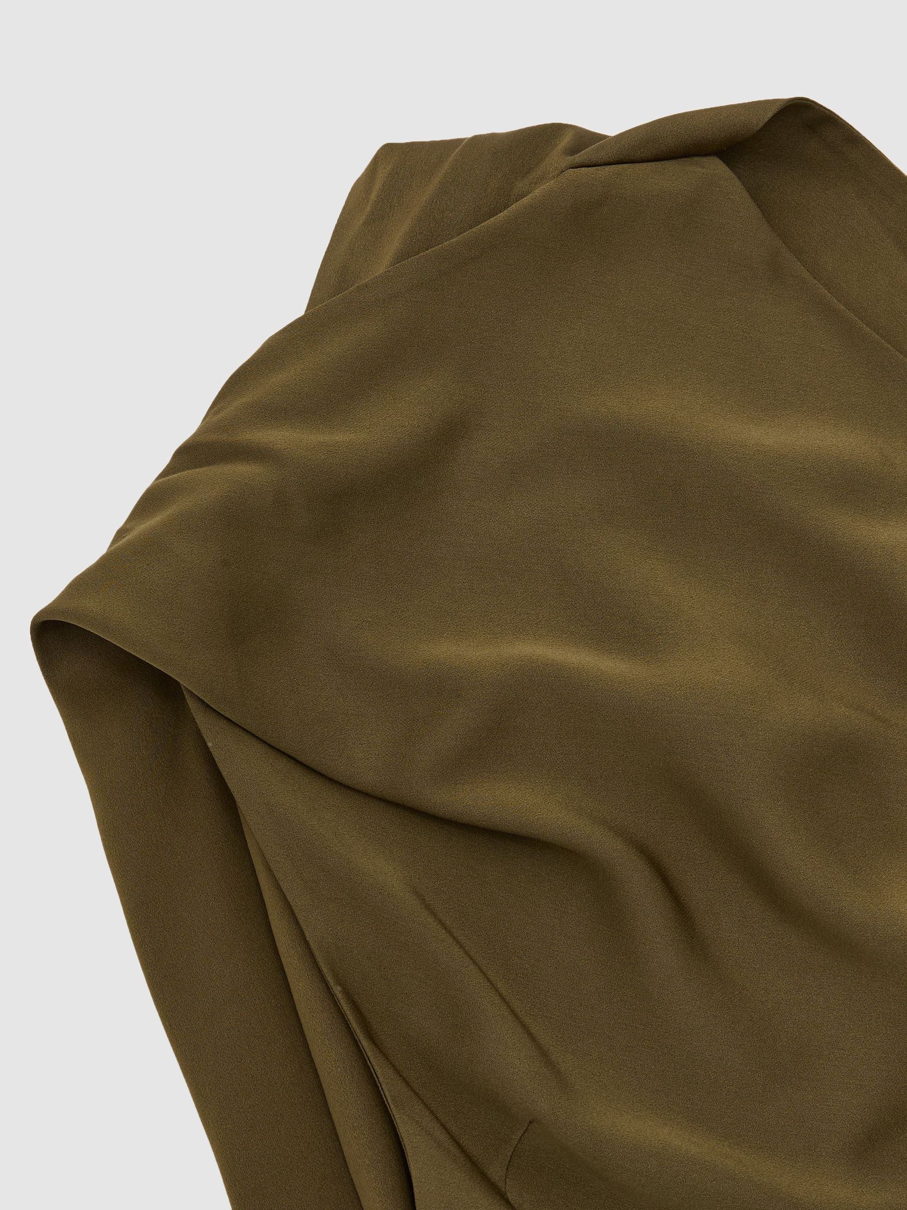 Maxikleid aus Satin mit Cape-Detail in Khakigrün - Bild 6 von 6