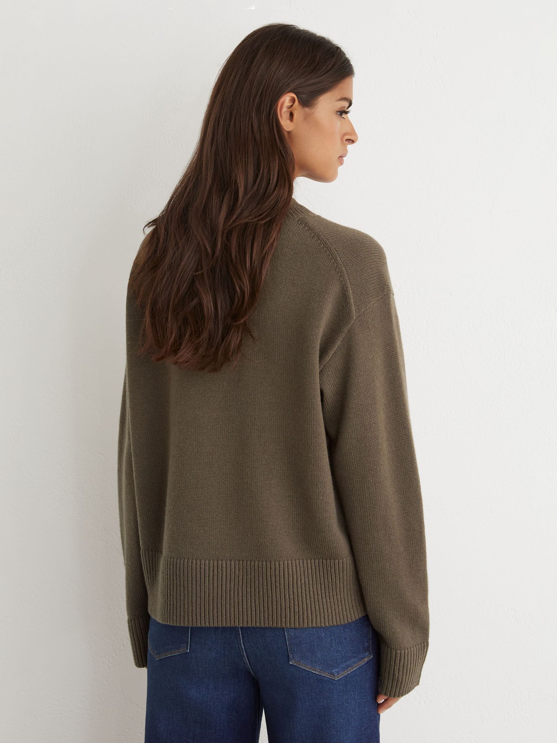 Woll-Kaschmir-Pullover mit V-Ausschnitt in Khakigrün - Bild 5 von 6