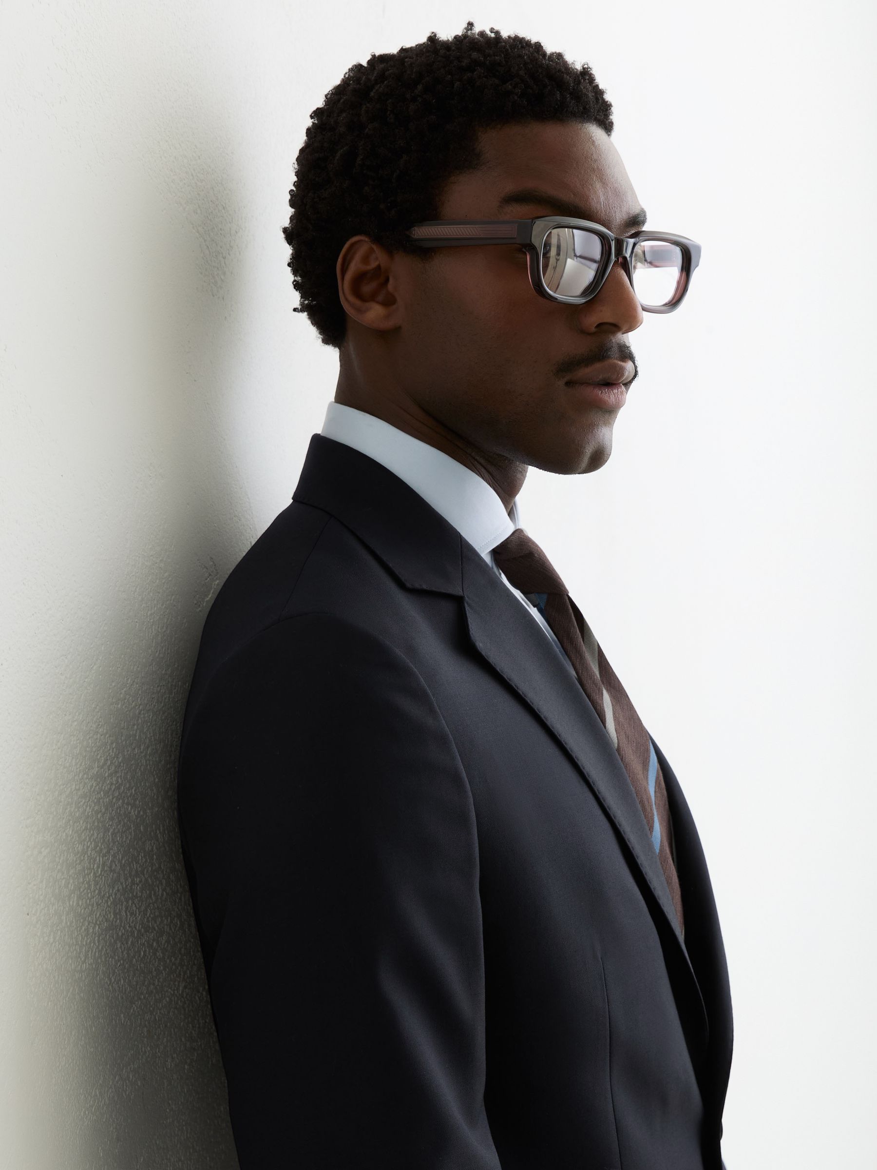 Wool Twill Single-Breasted Suit Blazer Classic-Fit in Navy - Image 4 of 8