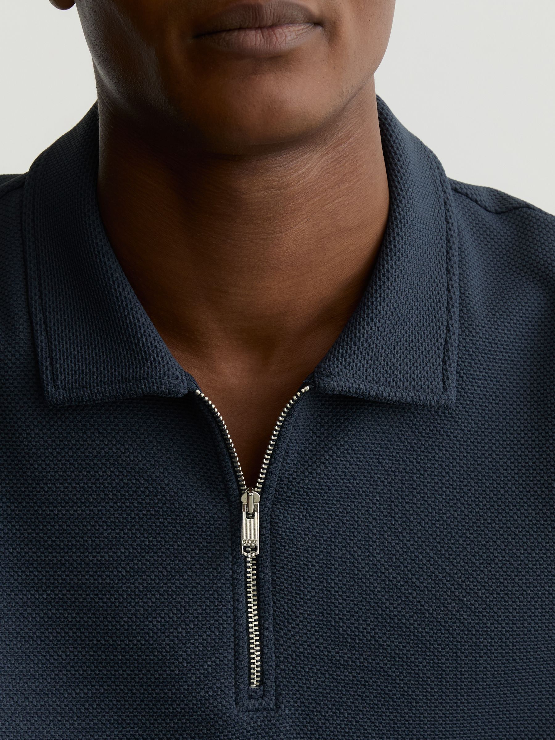 Airforce أزرق - قميص بولو بارز الملمس بنصف سحَّاب Forno من Reiss - صورة 3 من 5