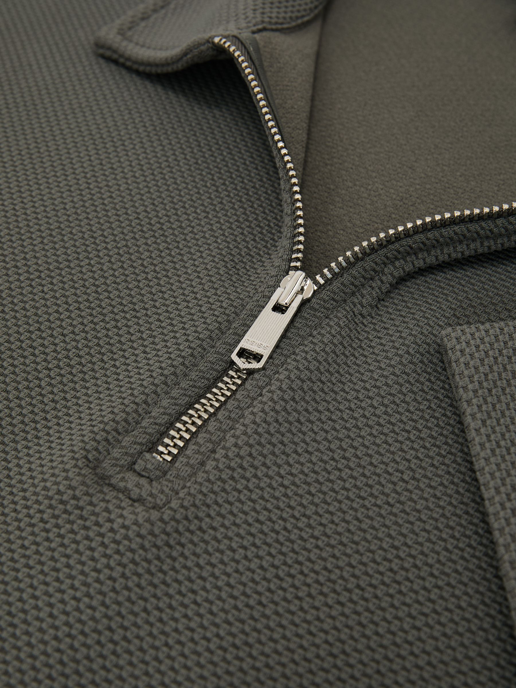 أخضر فاتح - قميص بولو بارز الملمس بنصف سحَّاب Forno من Reiss - صورة 6 من 6