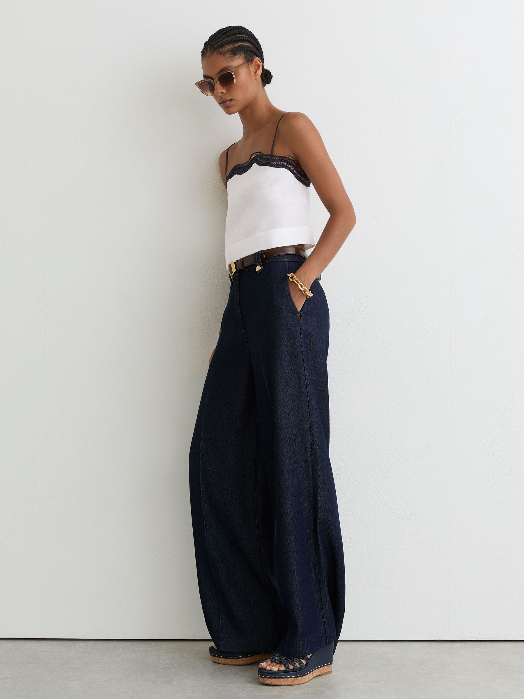 Blå flätade kilklackade sandaler i denim med remmar - Bild 4 av 6