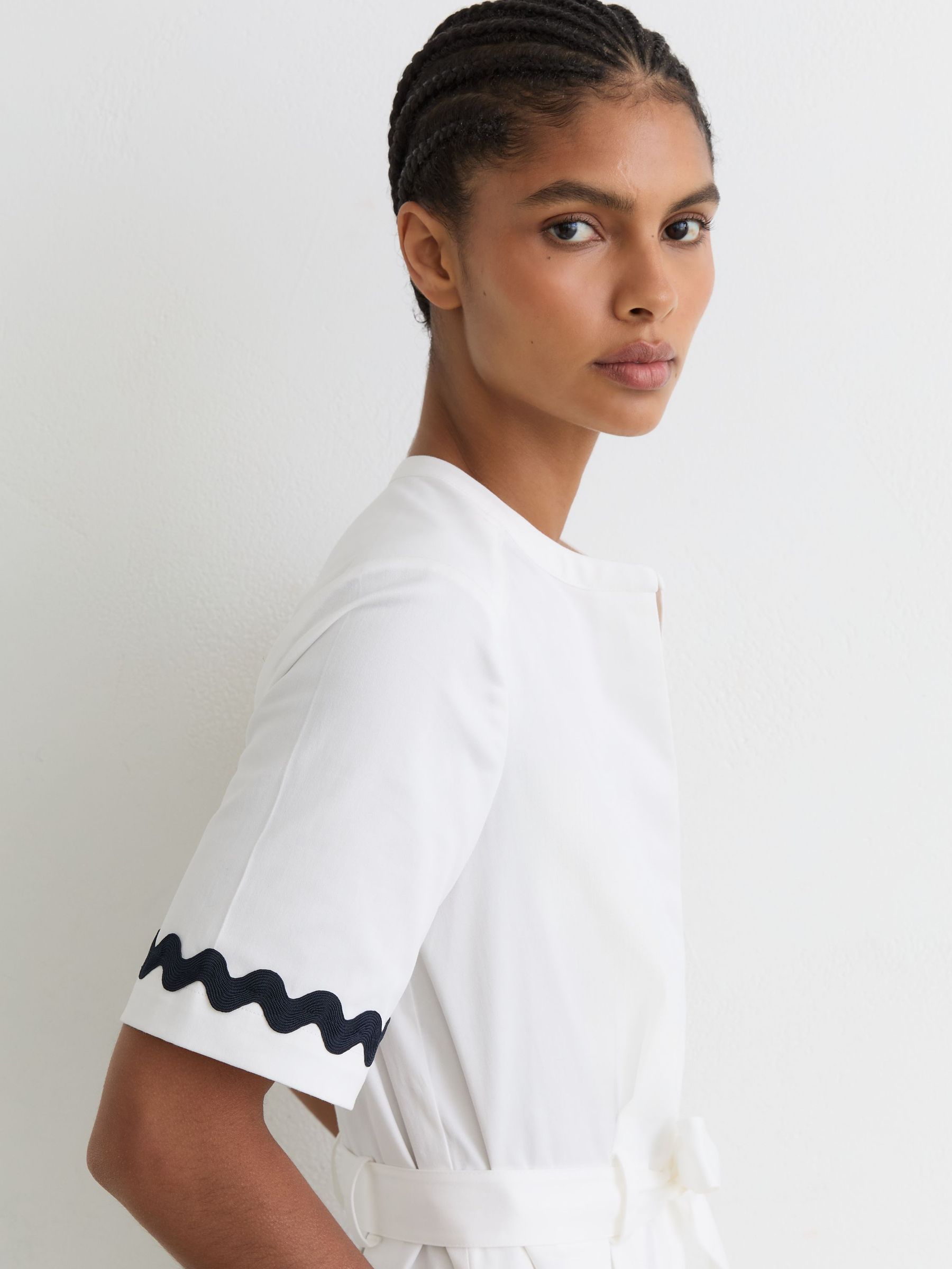 Stretch-Cotton Wave-Trim Midi Dress in Ivory/Navy - image 4