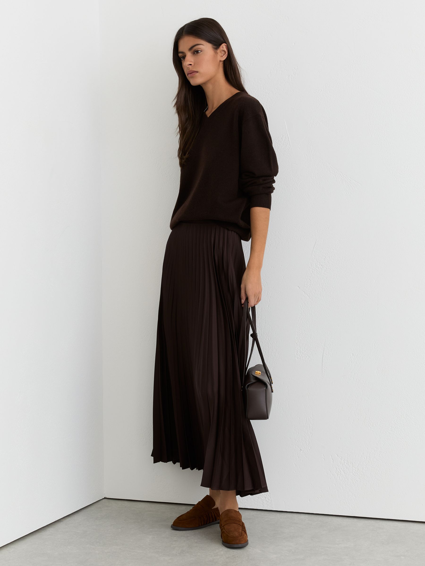 Wool-Cashmere V-Neck Jumper in Chocolate Brown - Image 4 of 6