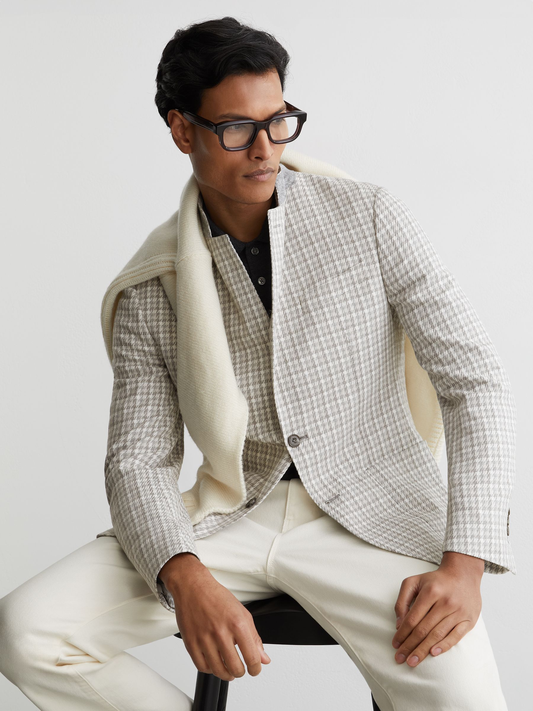 Houndstooth Single-Breasted Blazer Tailored-Fit in Soft Grey - Image 4 of 9