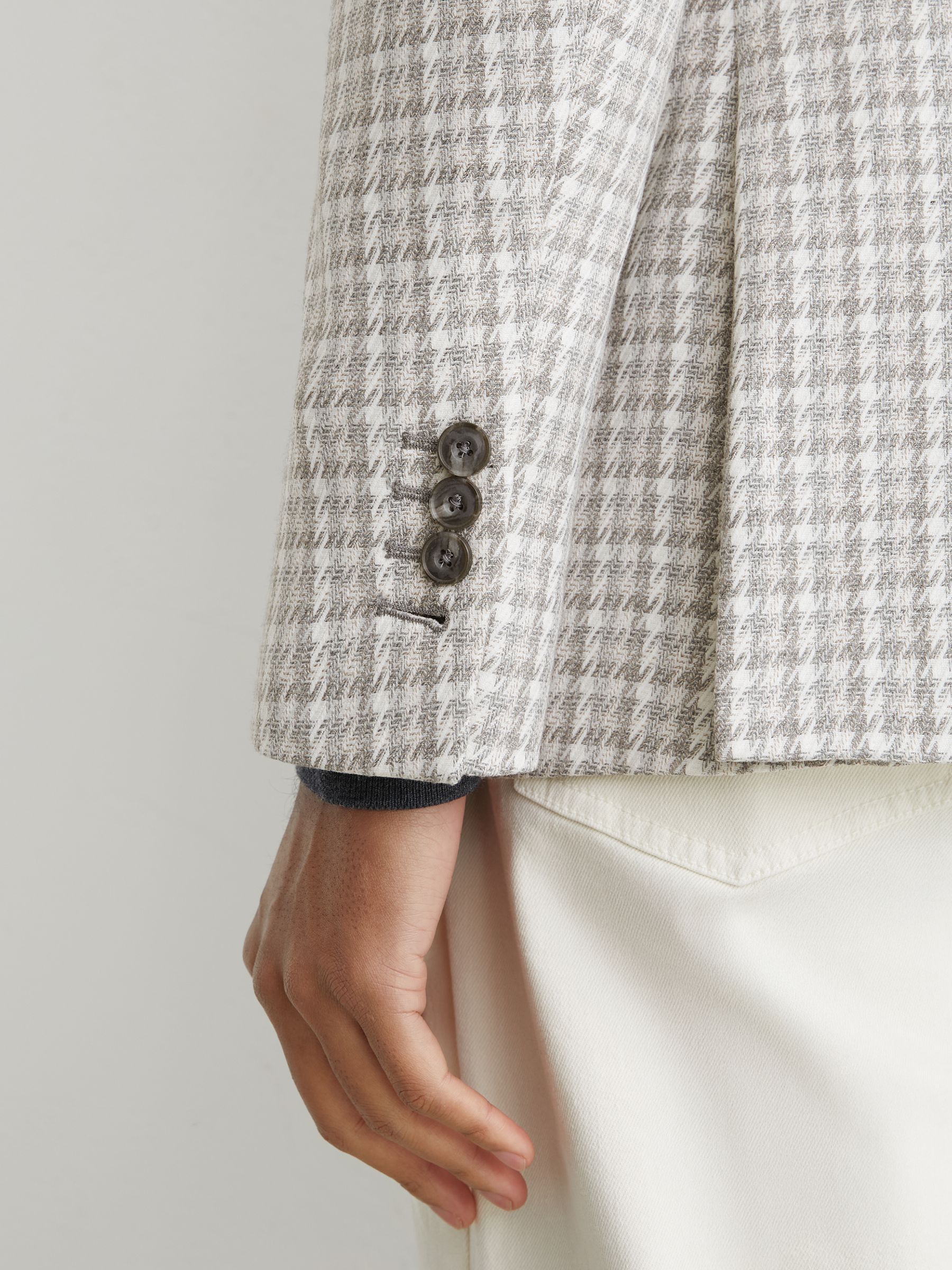 Houndstooth Single-Breasted Blazer Tailored-Fit in Soft Grey - Image 5 of 9