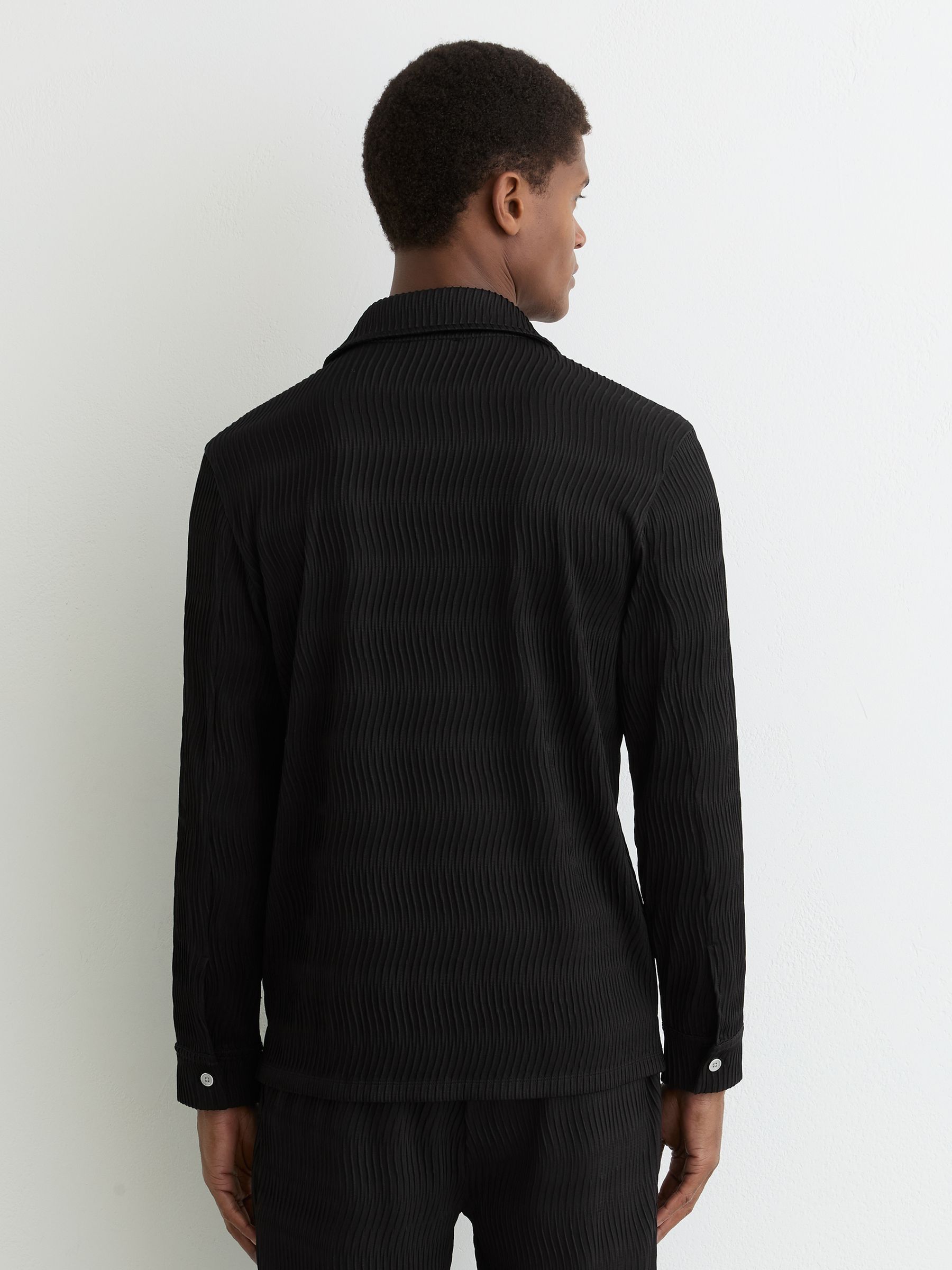 Wave-Jacquard Cuban-Collar Shirt Regular-Fit in Black - Image 5 of 6