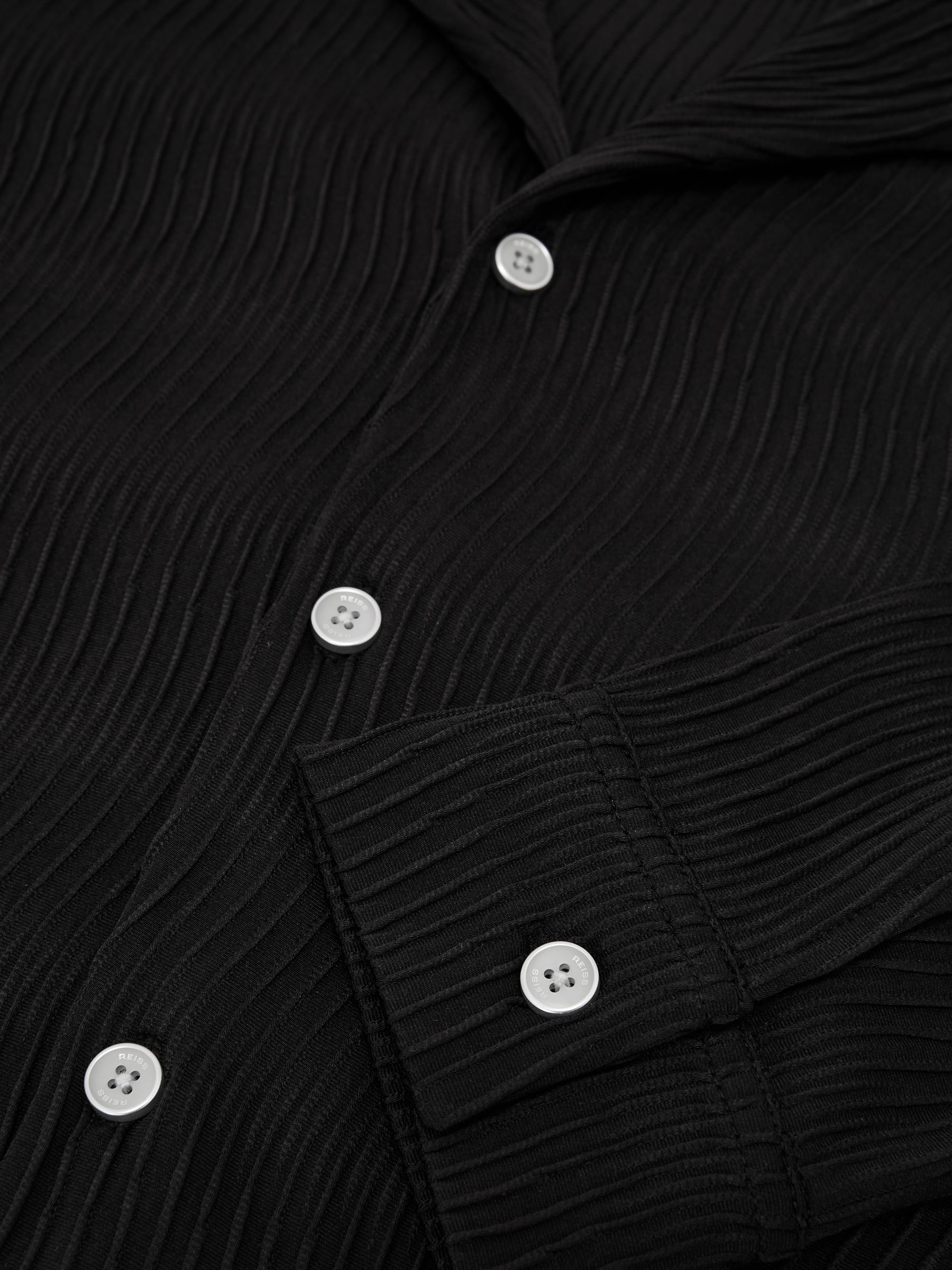 Wave-Jacquard Cuban-Collar Shirt Regular-Fit in Black - Image 6 of 6