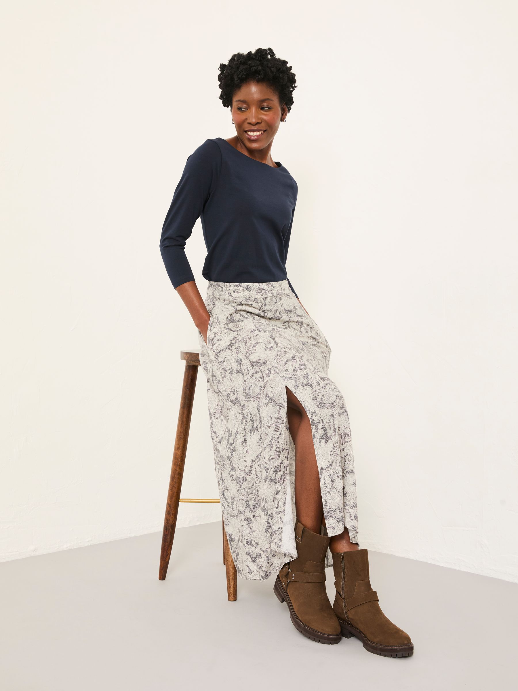 ご予約品です FOXEY NEW YORK【Josefin Skirt】40 Skye Charcoal Grey Decorative Floral Midi Skirt | FatFace USA