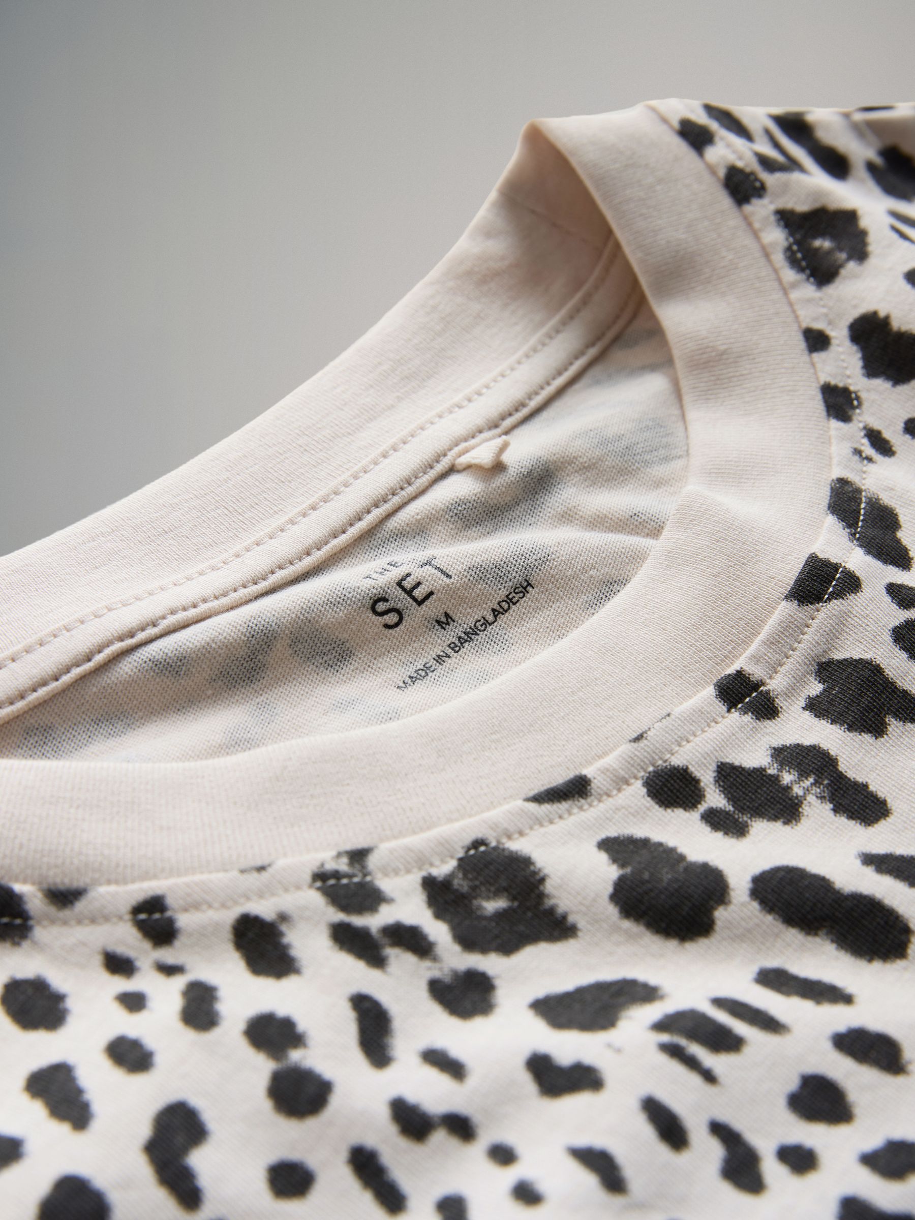 Black/Khaki Green/Animal/White 4 Pack 100% Cotton Relaxed Long Sleeve T-Shirts - Image 6 of 6