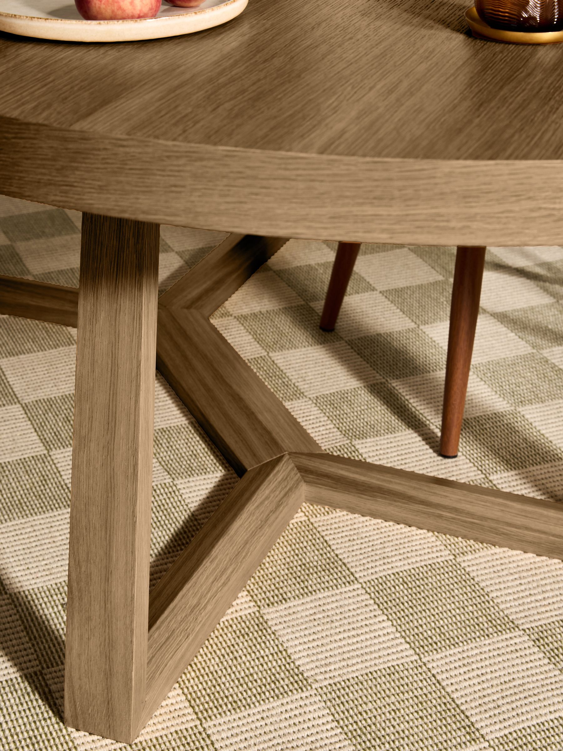 Belgrave Round 6 to 8 Seater Extending Dining Table in Dark Stain Oak - Image 3 of 6