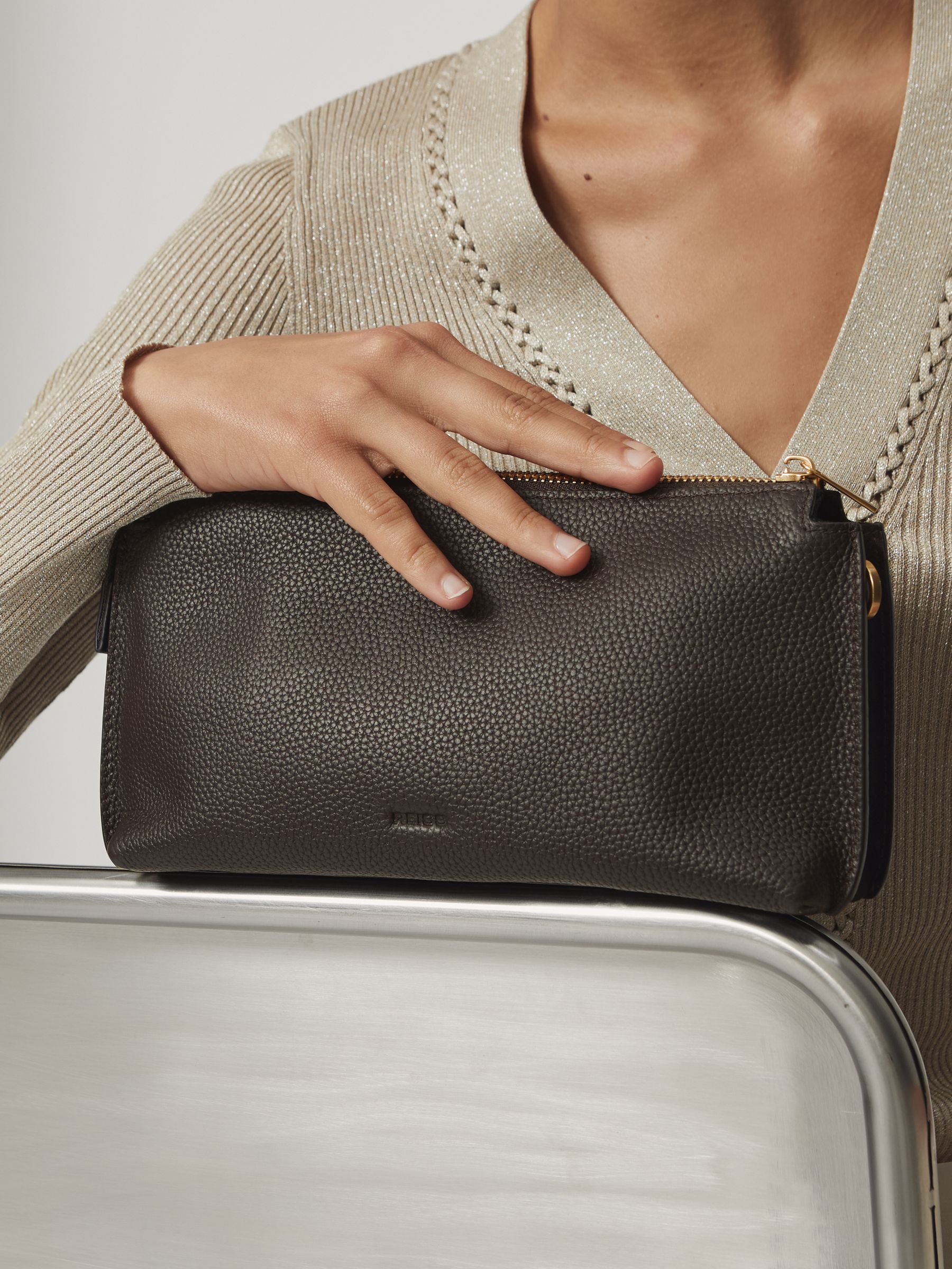 Kožená dvojitá crossbody kabelka v hnědé barvě - Obrázek 2 z 6