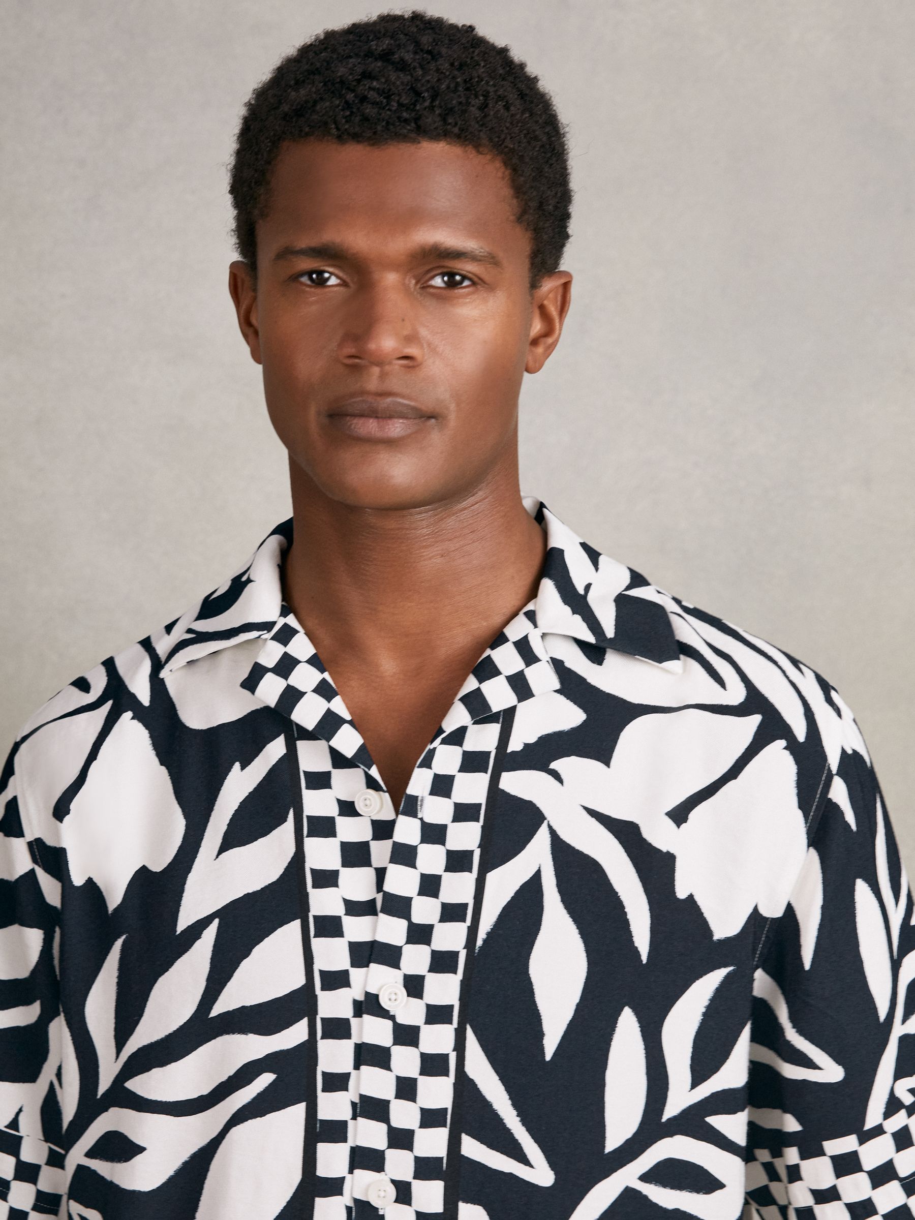 Floral-Print Cuban-Collar Shirt in Navy/White - image 5