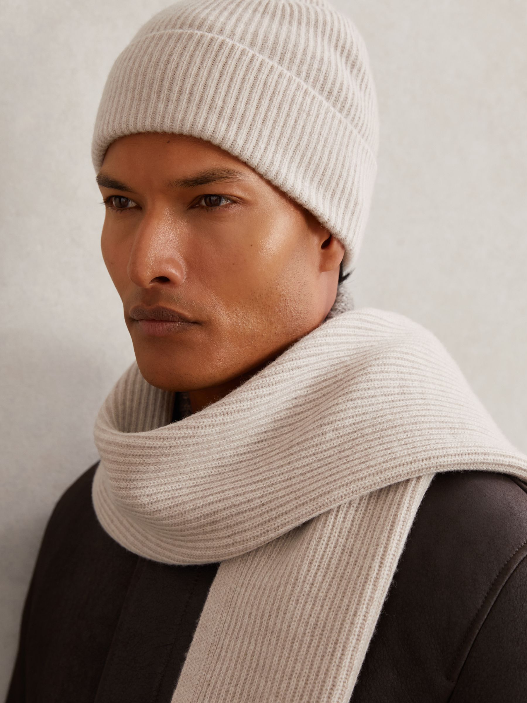 طقم هدايا من وشاح وقبعة من صوف الميرينو بلون مزيج الشوفان الفاتح - صورة 2 من 7