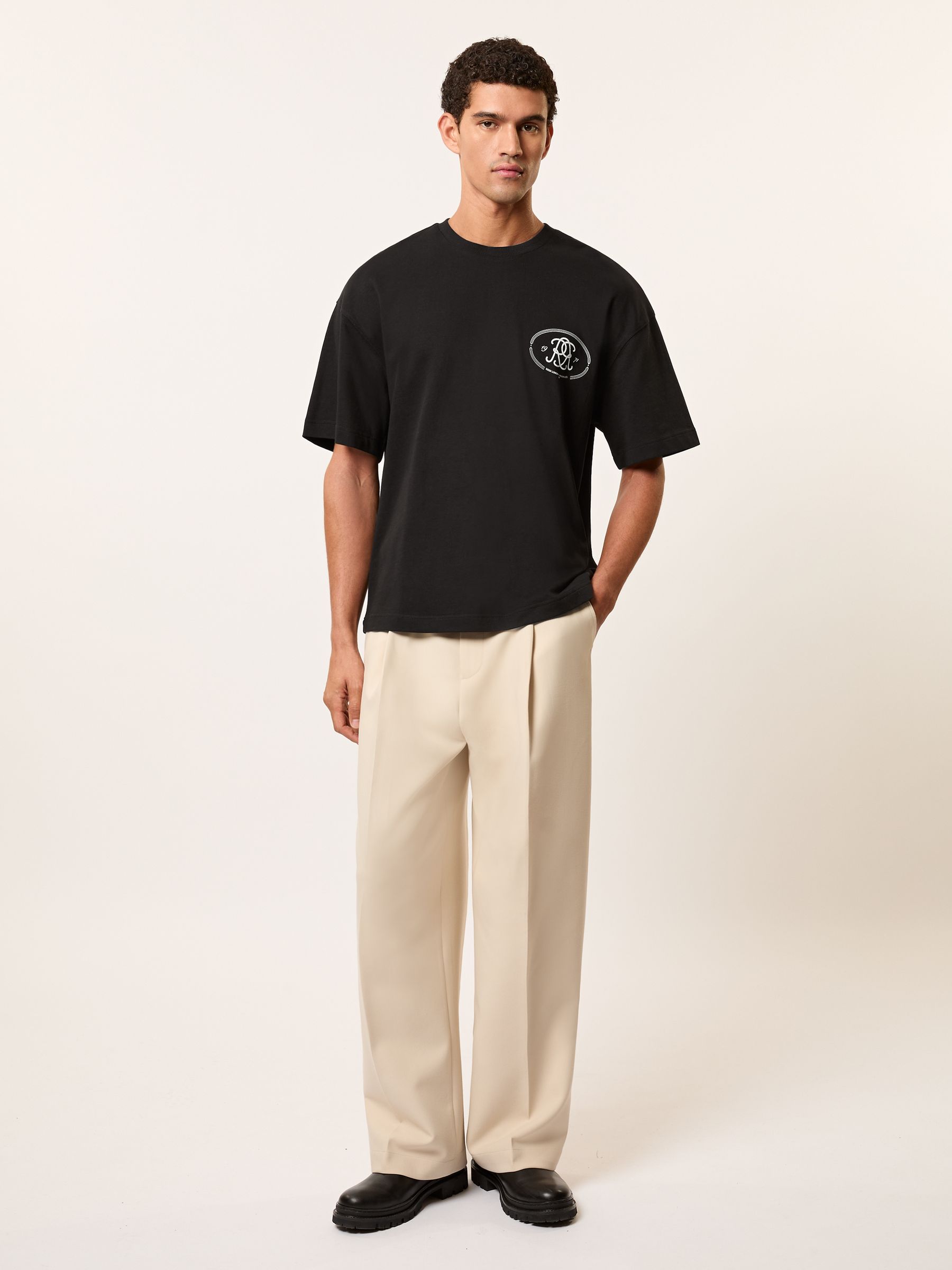 T-Shirt in Black - Image 4 of 6