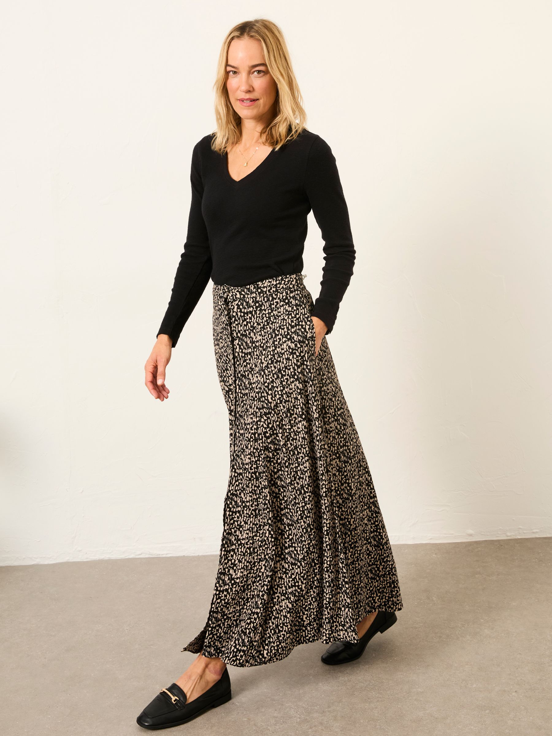 Callie Black V Neck Top - Image 3 of 6