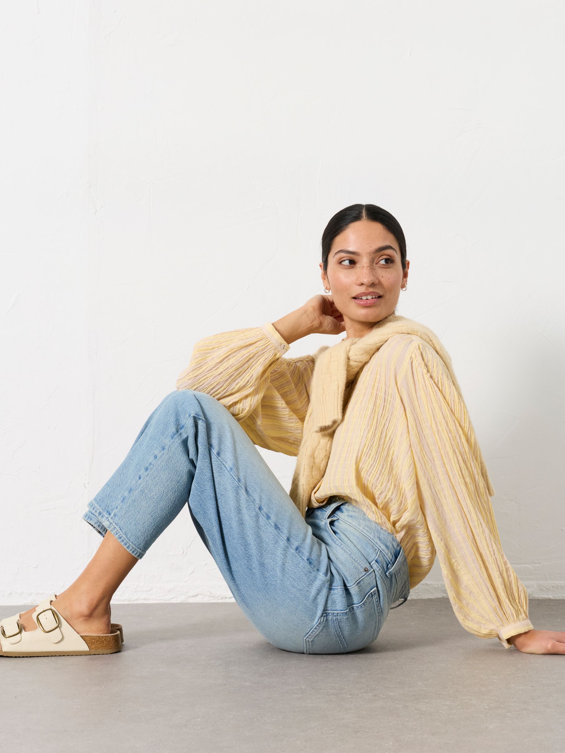 Marlow Bleach Denim Taper Leg Jean - Image 5 of 7