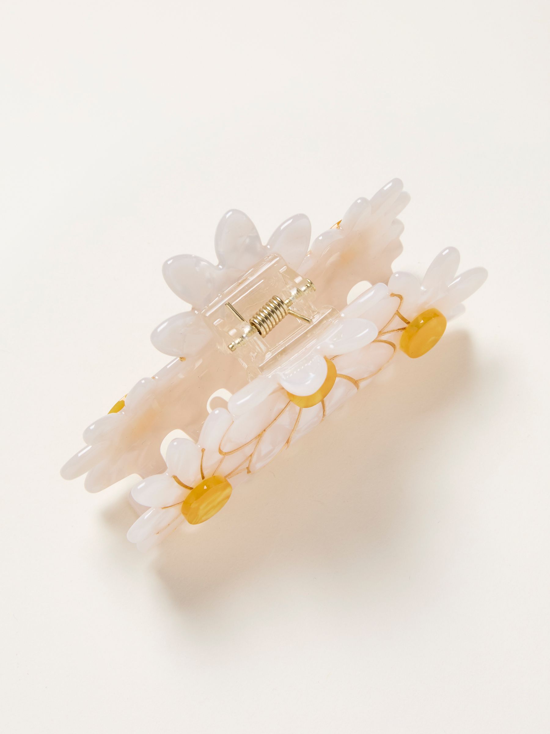 White Daisy Claw Clip - Image 2 of 2 White Daisy Claw Clip - Image 2 of 2