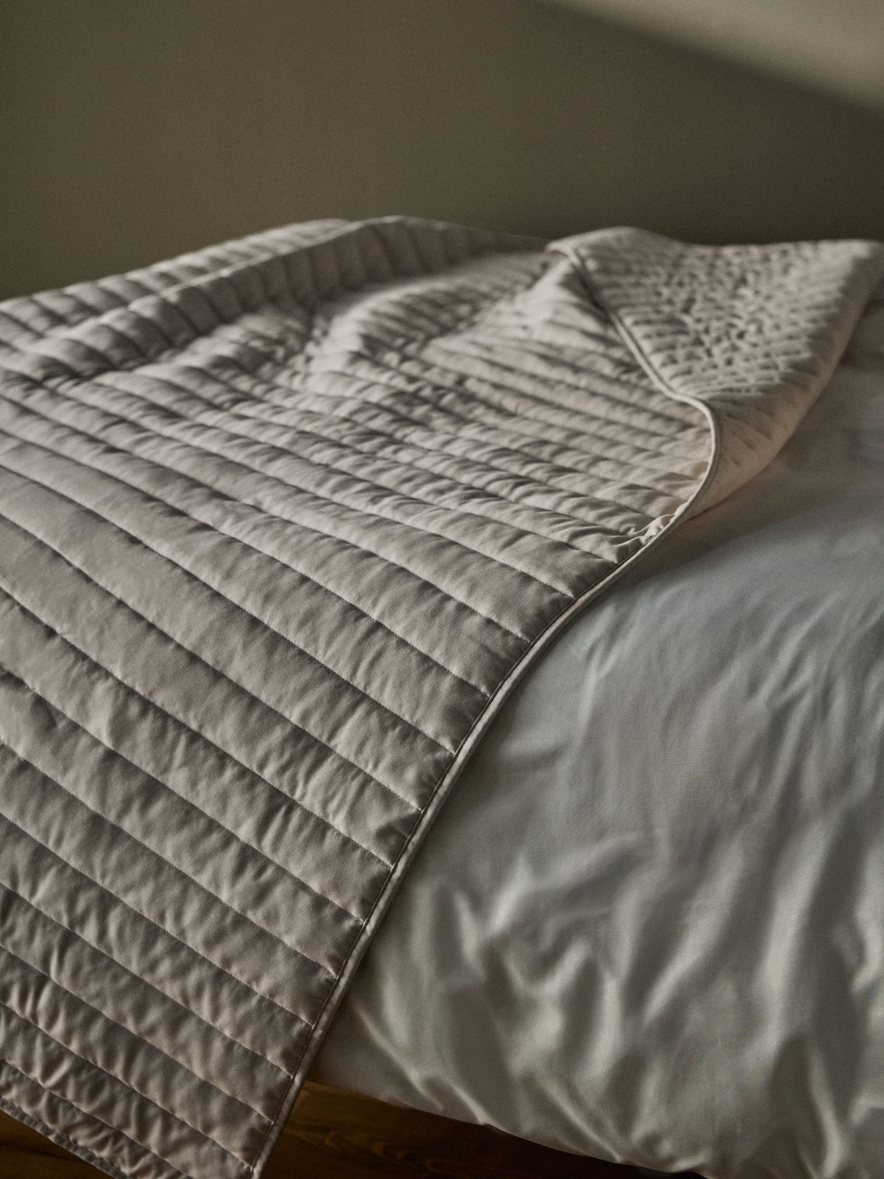 Natural 3 piece Quilted Bedspread and Cushion Covers - Image 3 of 6