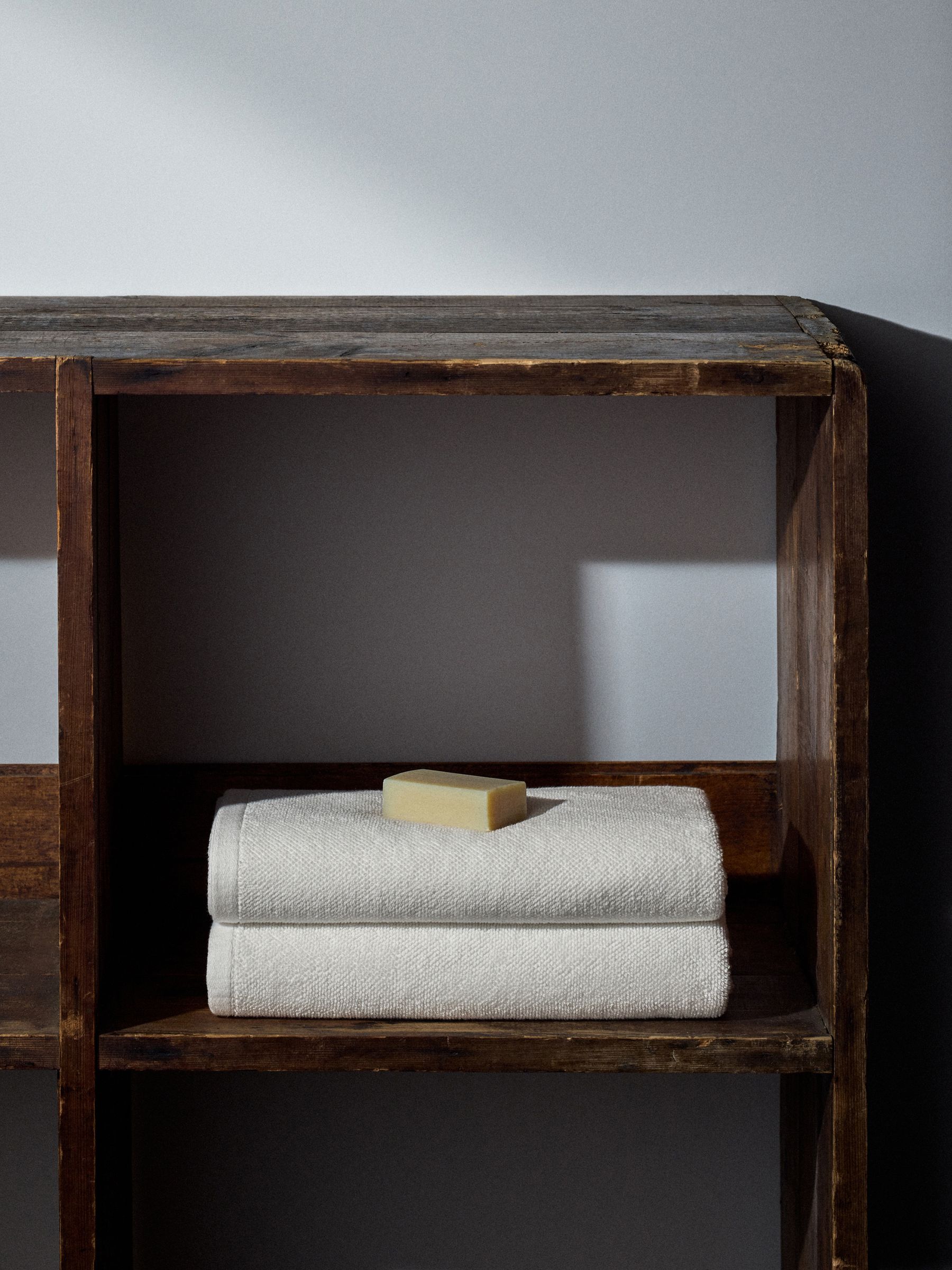 White Set of 2 Popcorn Textured Bath Towels - Image 2 of 6