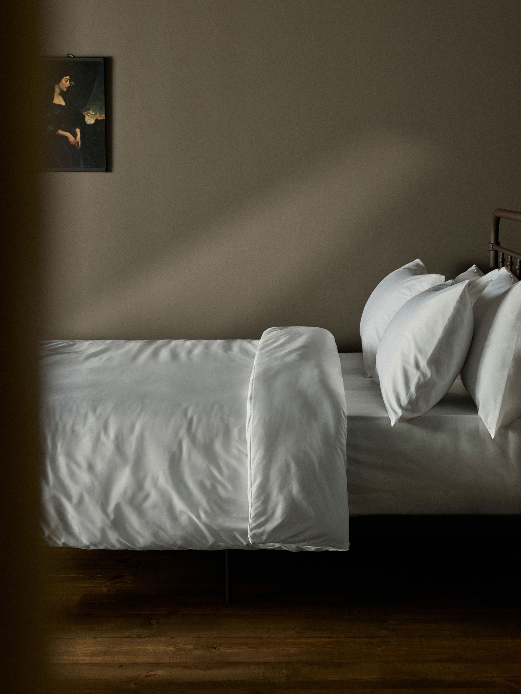 White 8 piece Microfibre Duvet Cover and Pillowcase Set with Fitted Sheets - Image 2 of 3