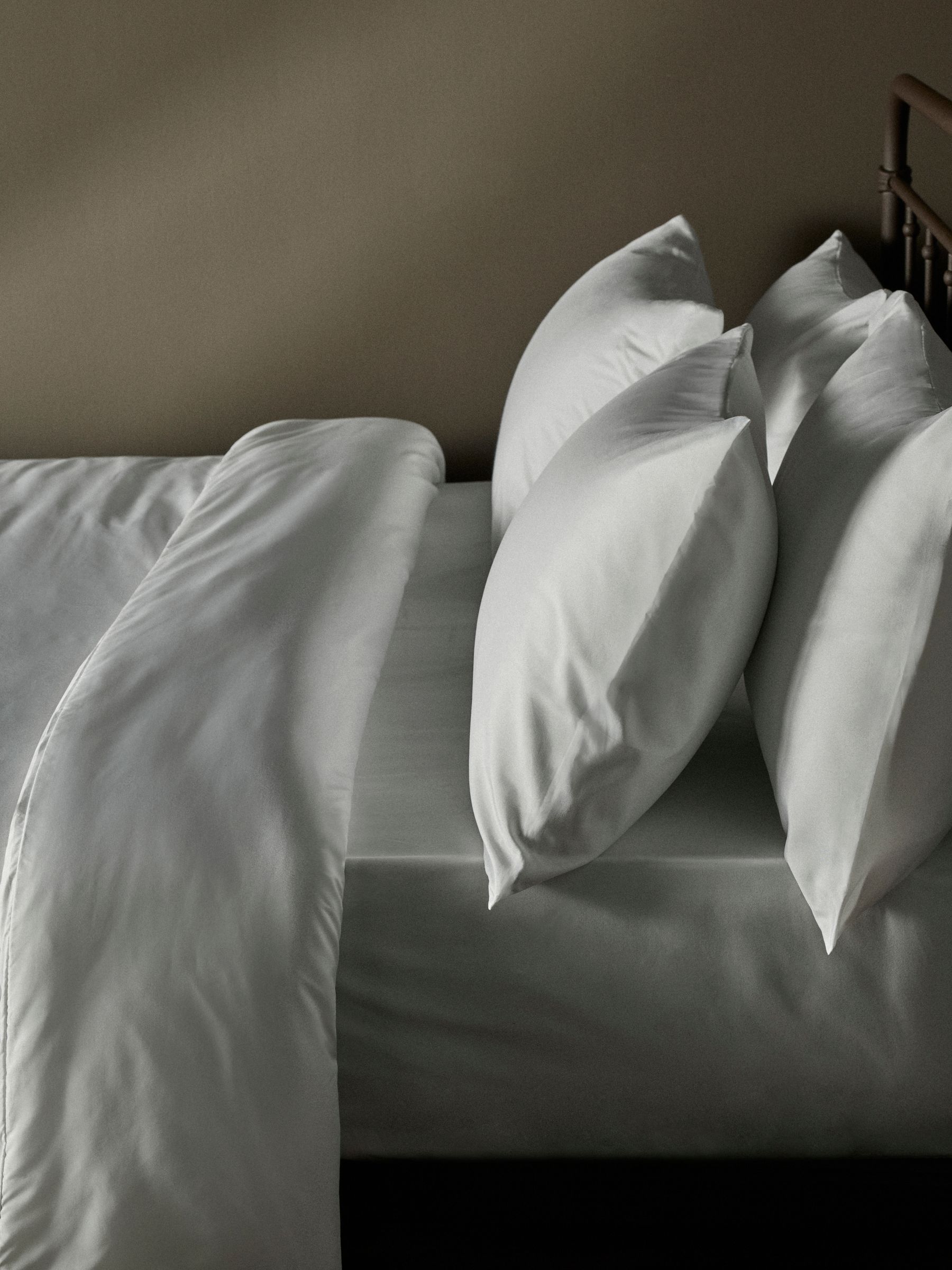 8 Piece Soft Feel Duvet Cover and Pillowcase Set with Fitted Sheets White - Image 4 of 4