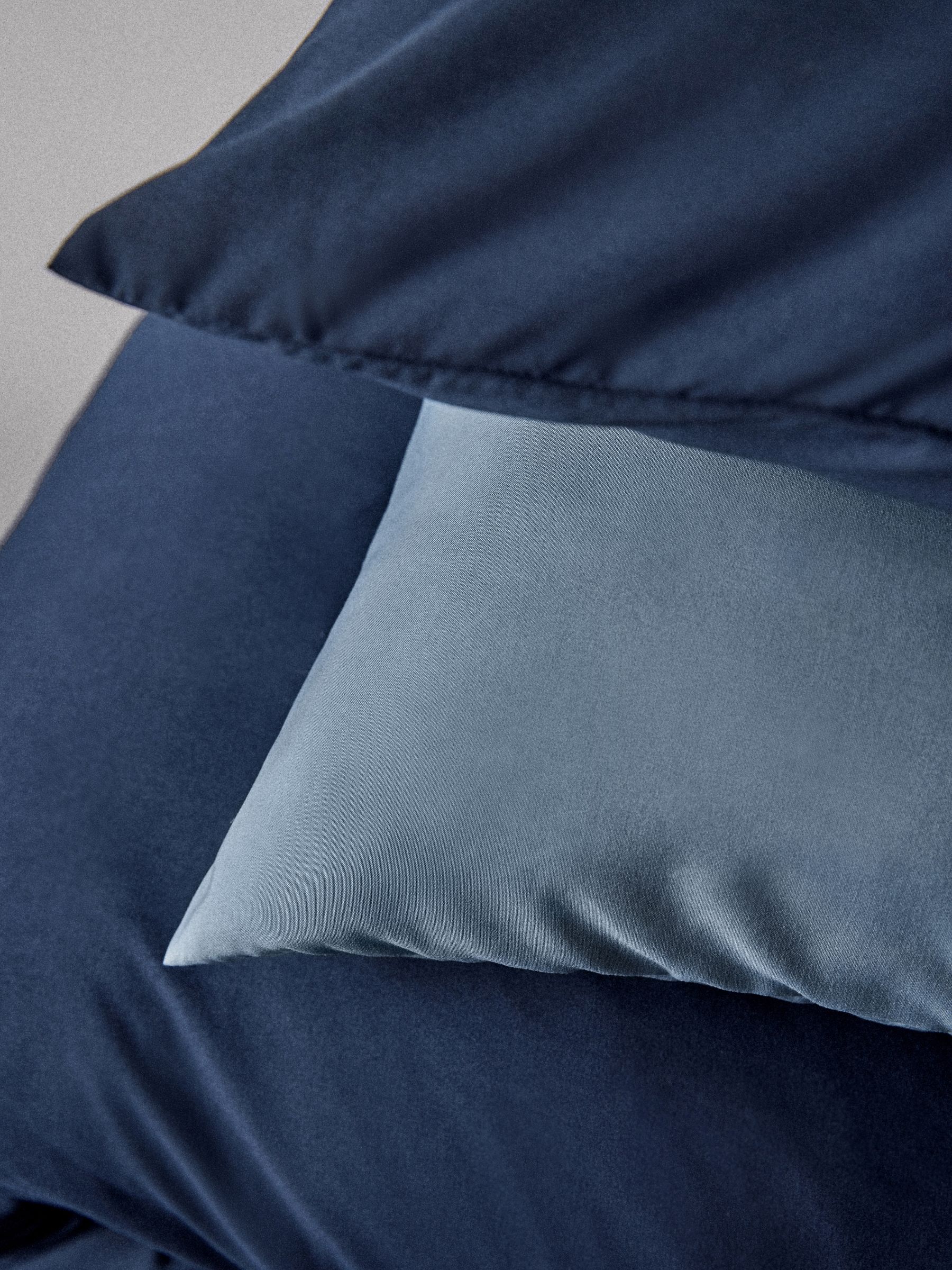 Navy/Blue 8 piece Microfibre Duvet Cover and Pillowcase Set with Fitted Sheets - Image 4 of 6