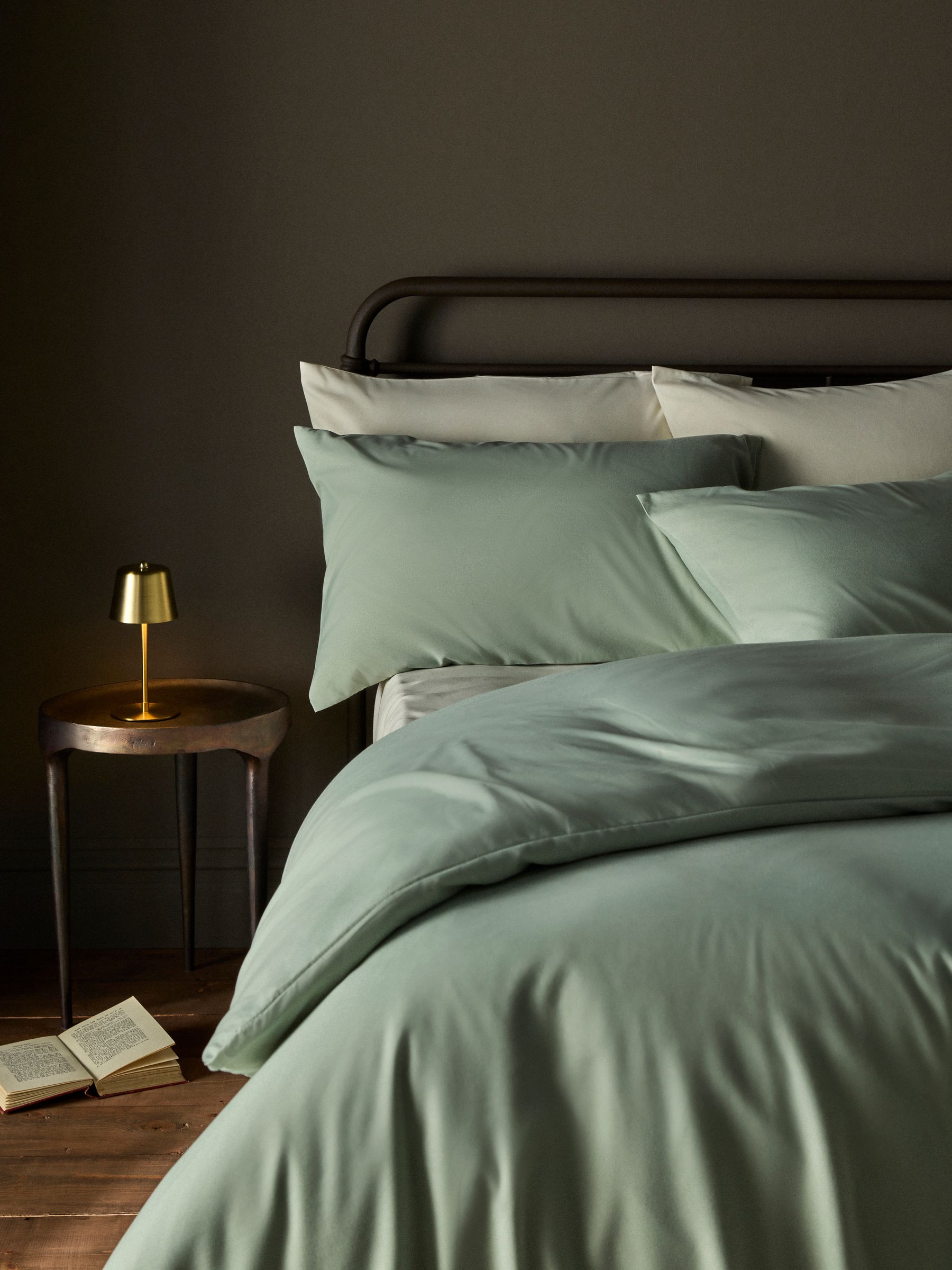 Green/White 8 piece Microfibre Duvet Cover and Pillowcase Set with Fitted Sheets - Image 2 of 4