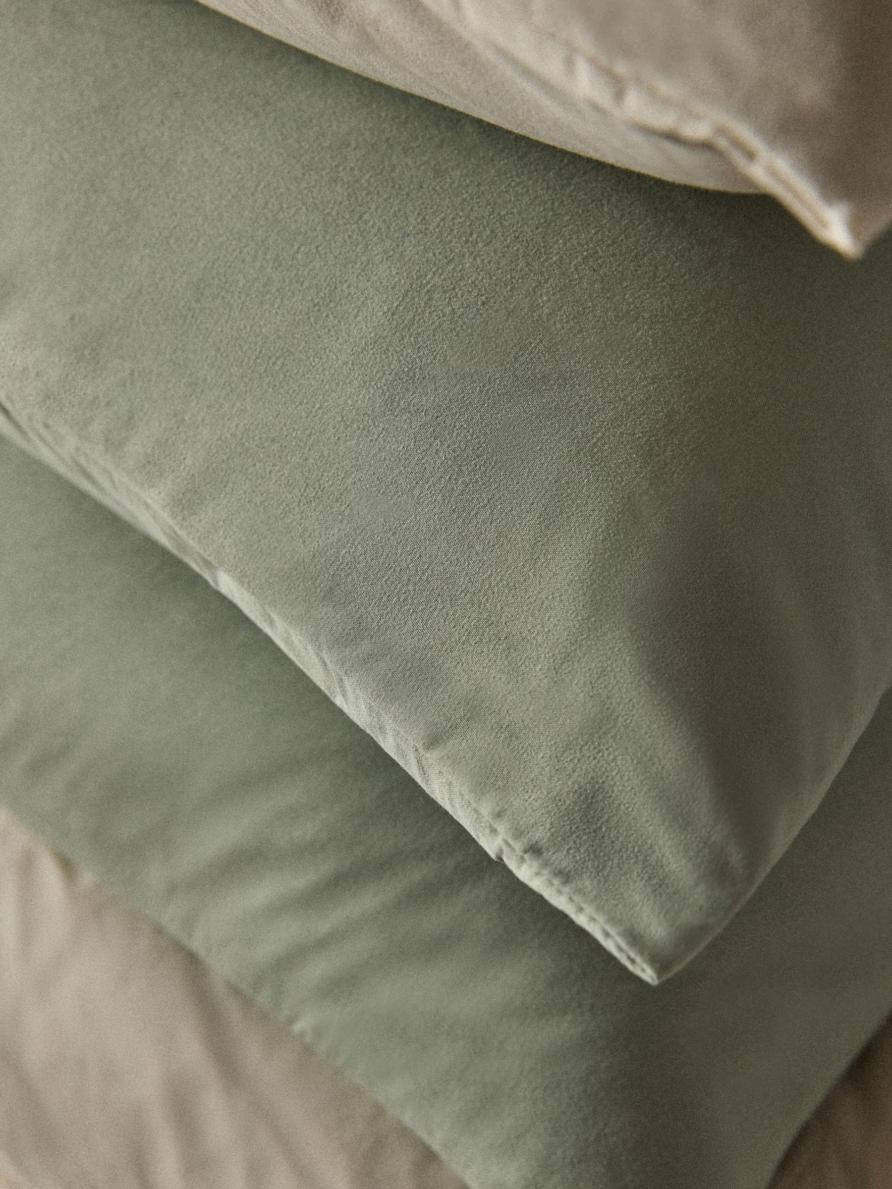 Green/White 8 piece Microfibre Duvet Cover and Pillowcase Set with Fitted Sheets - Image 4 of 4