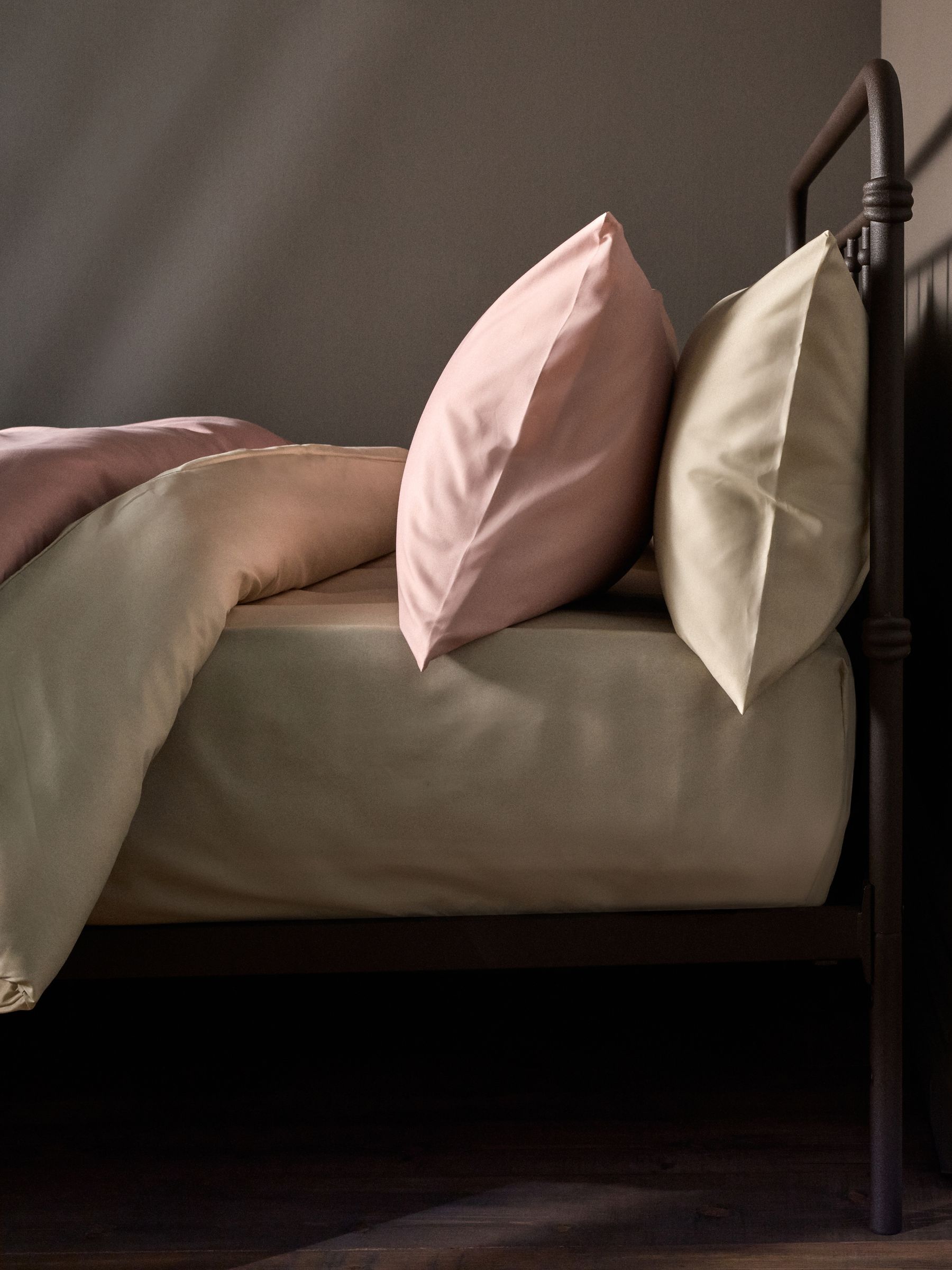 Pink/Natural 8 piece Microfibre Duvet Cover and Pillowcase Set with Fitted Sheets - Image 3 of 6