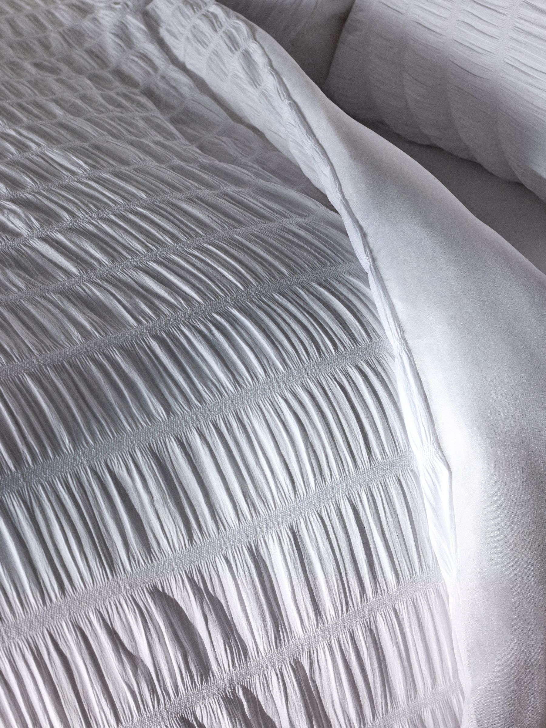 2 Pack White Seersucker/Frill Duvet Cover and Pillowcase Set with Fitted Sheets - Image 6 of 6