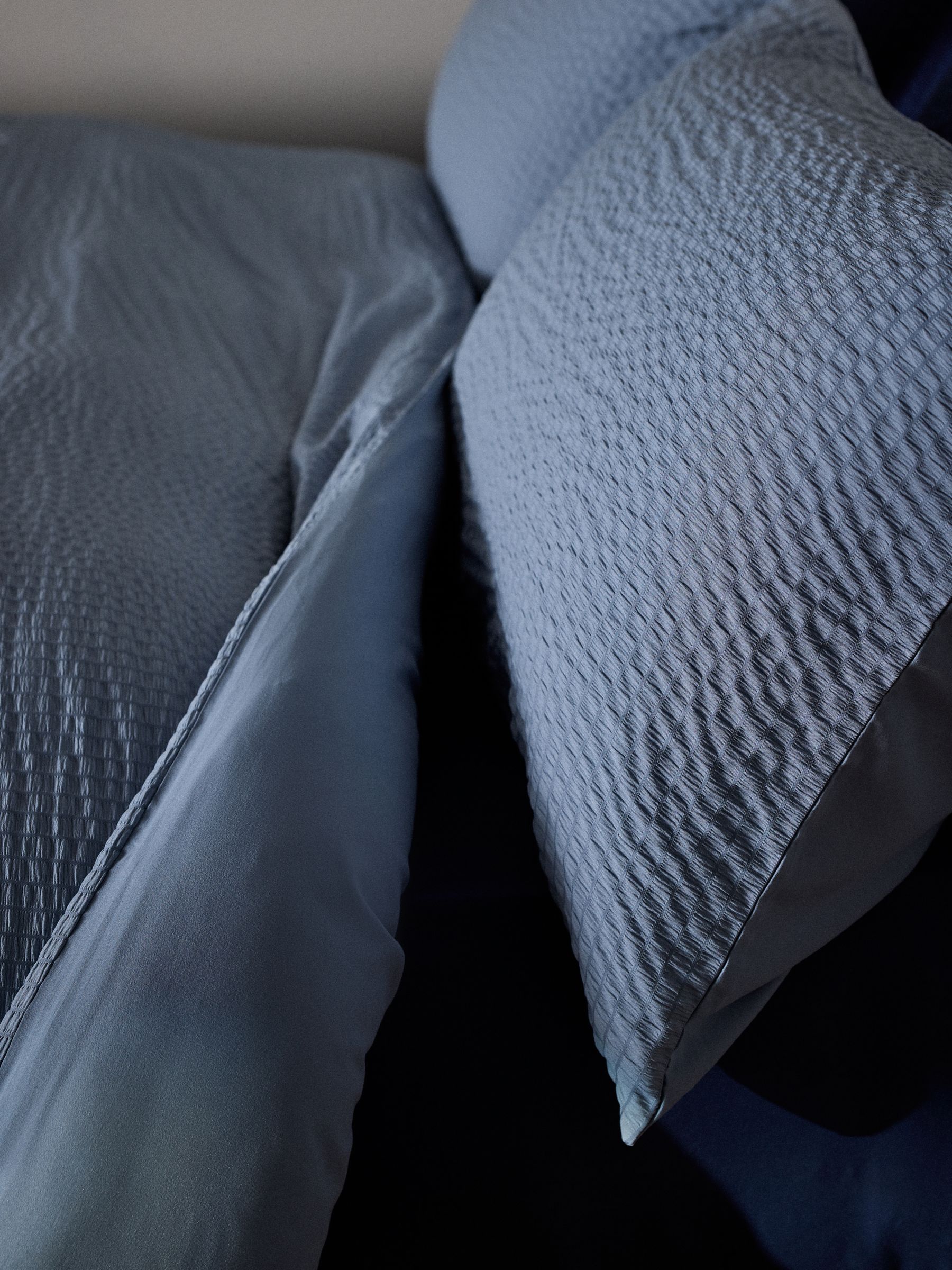 2 Pack Blue/Navy Seersucker Duvet Cover and Pillowcase with Fitted Sheets - Image 5 of 6