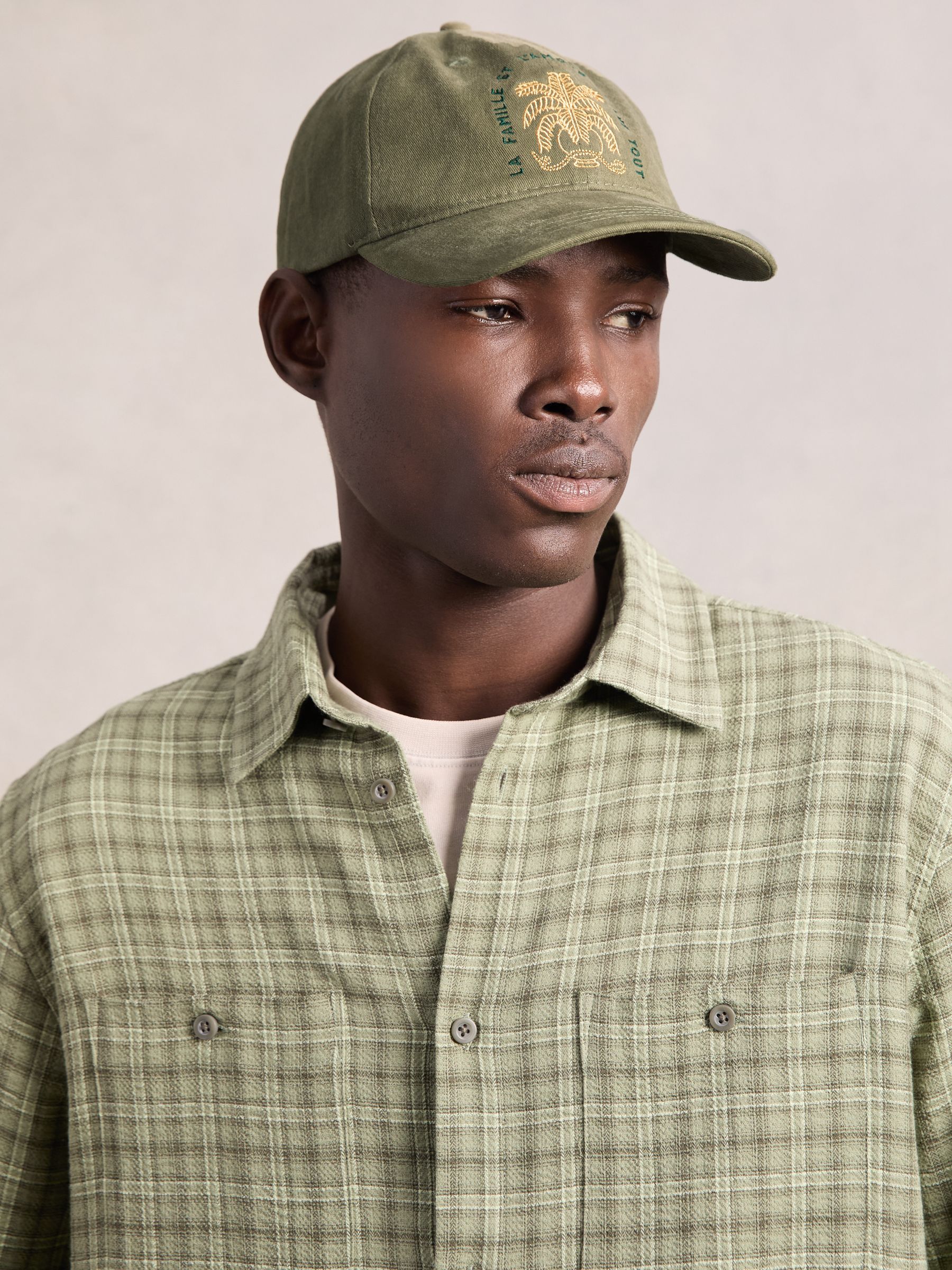 قبعة قطنية مطرزة باللون الأخضر الطحلبي من Les Deux - صورة 2 من 5