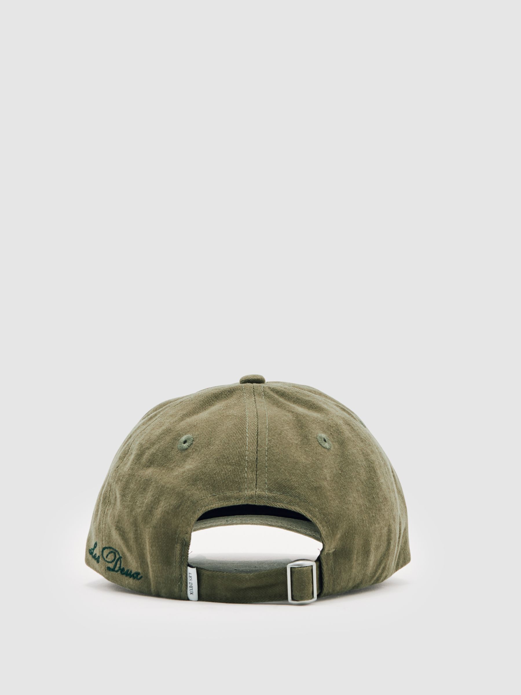 قبعة قطنية مطرزة باللون الأخضر الطحلبي من Les Deux - صورة 4 من 5