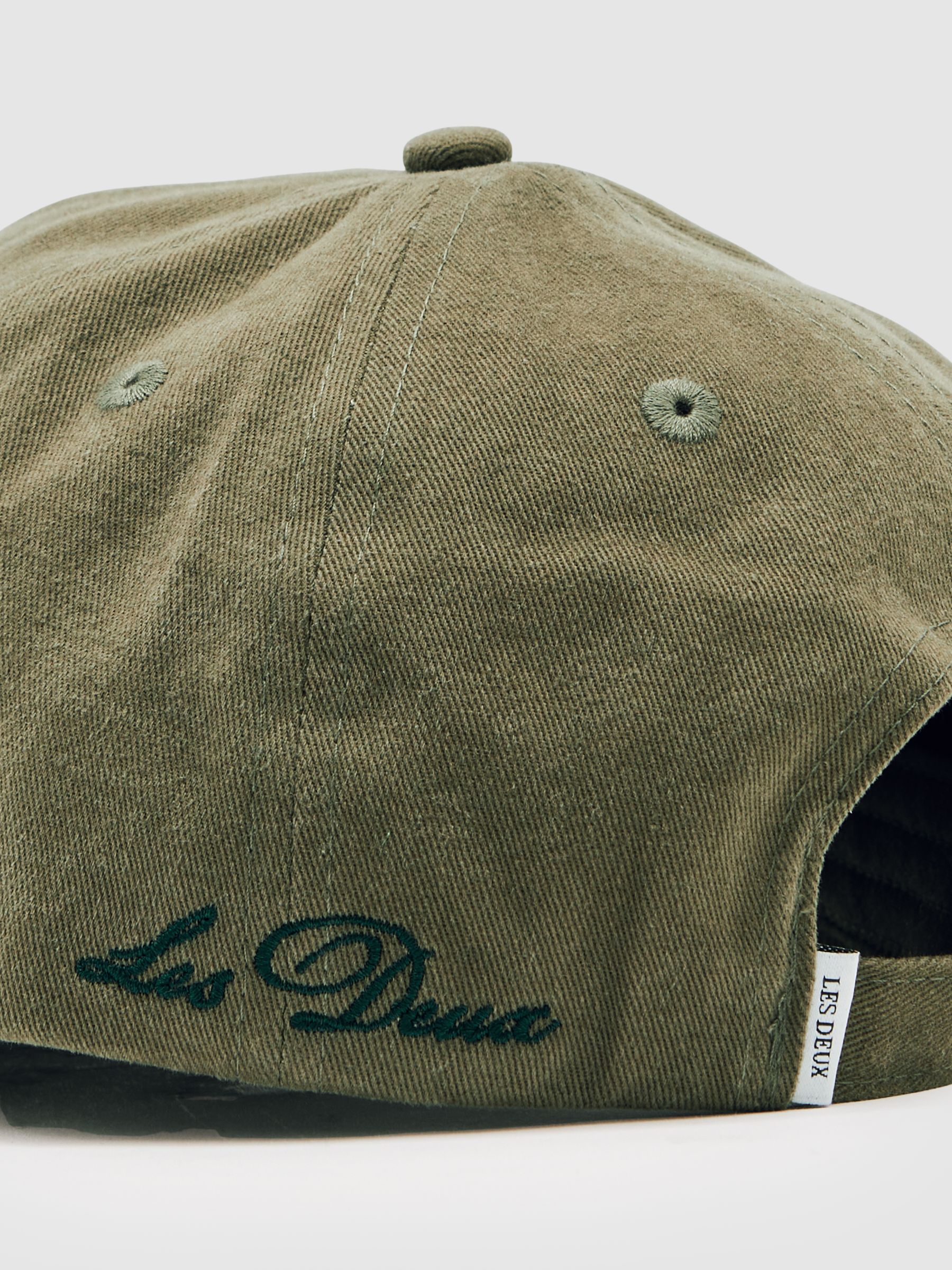 قبعة قطنية مطرزة باللون الأخضر الطحلبي من Les Deux - صورة 5 من 5