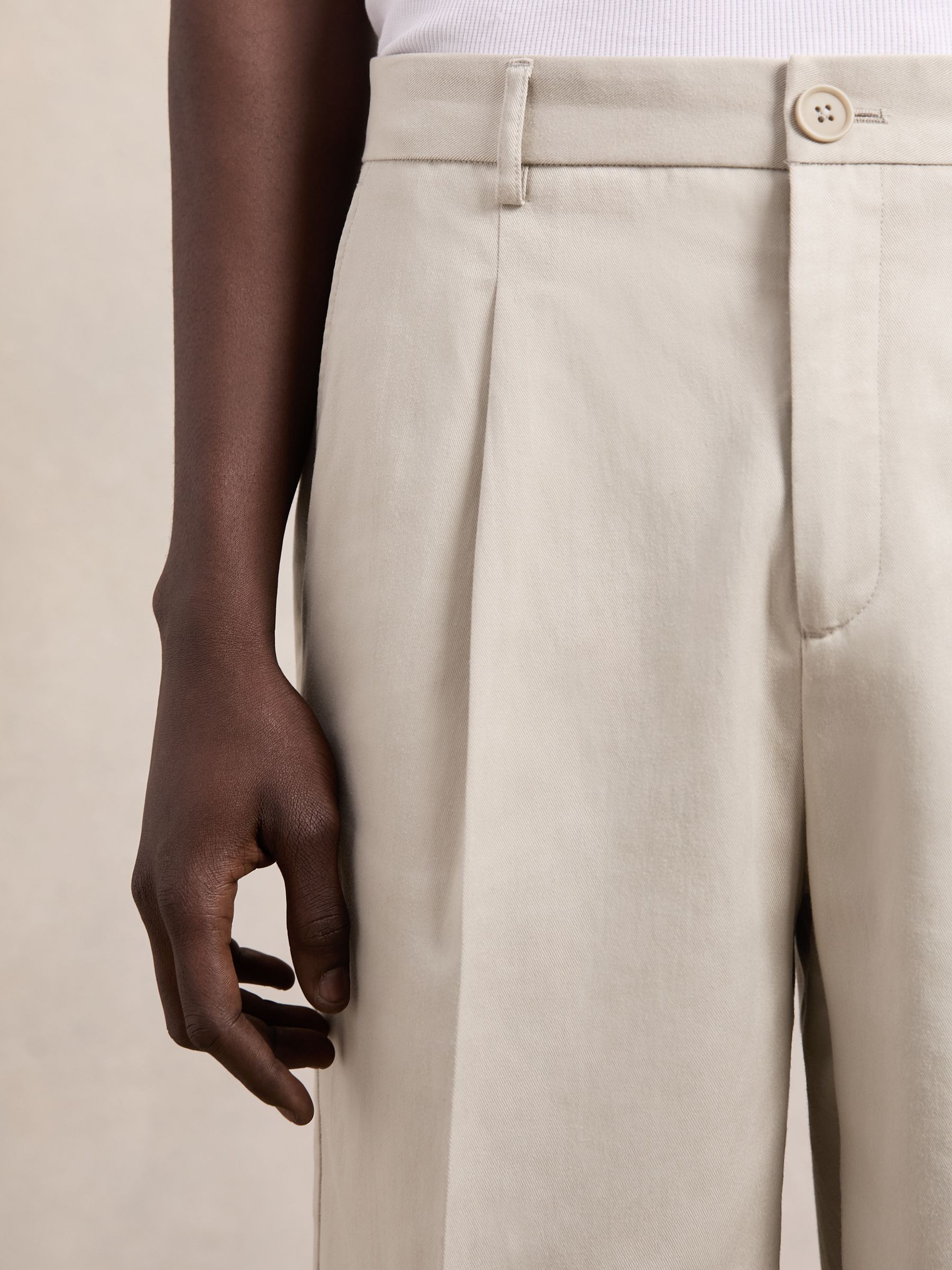 Les Deux Twill Pleated Suiting Shorts in Light Sand - Image 3 of 5