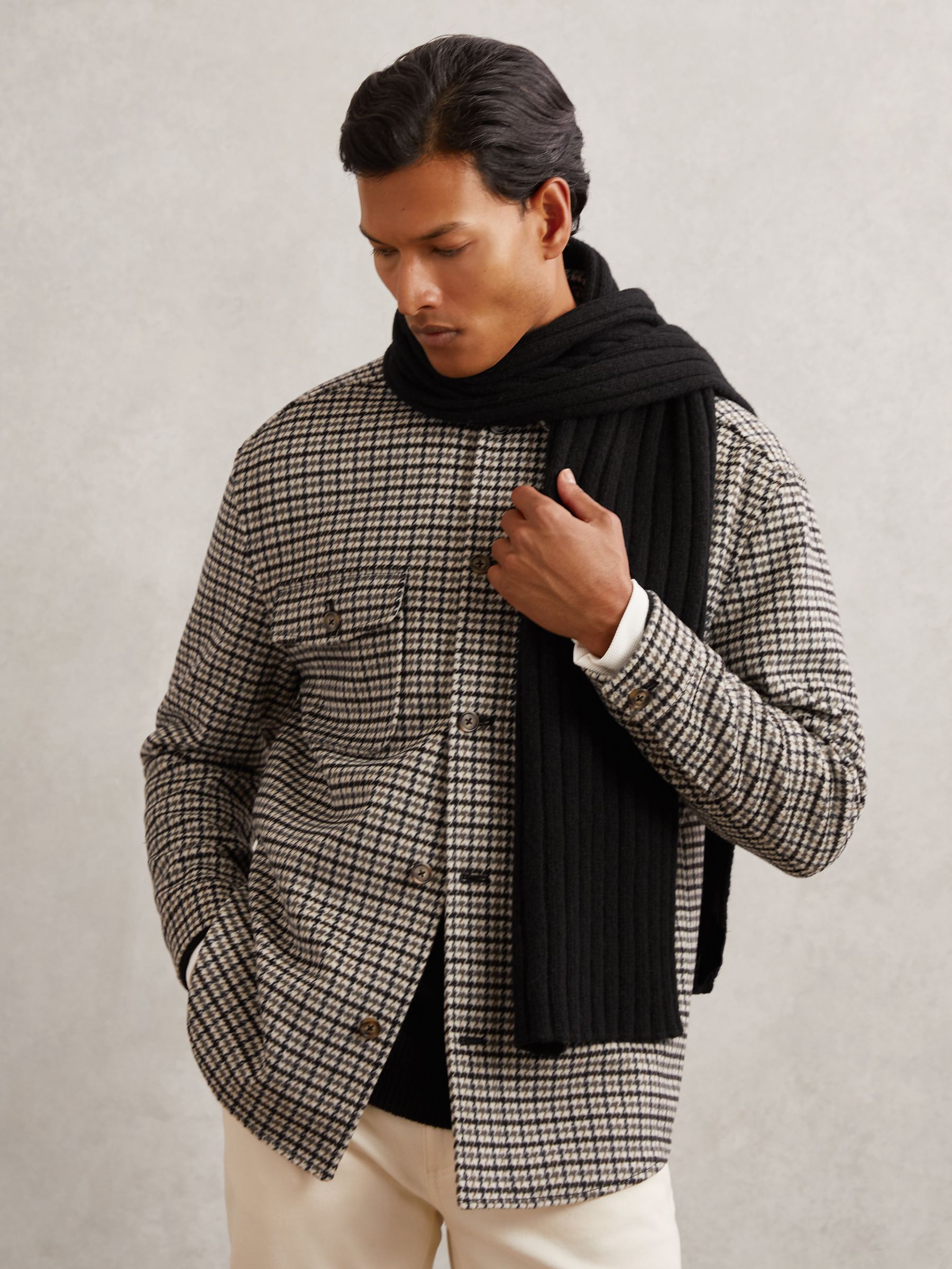 أوشحة سميكة مضلعة من مزيج الصوف باللون الأسود - صورة 2 من 5