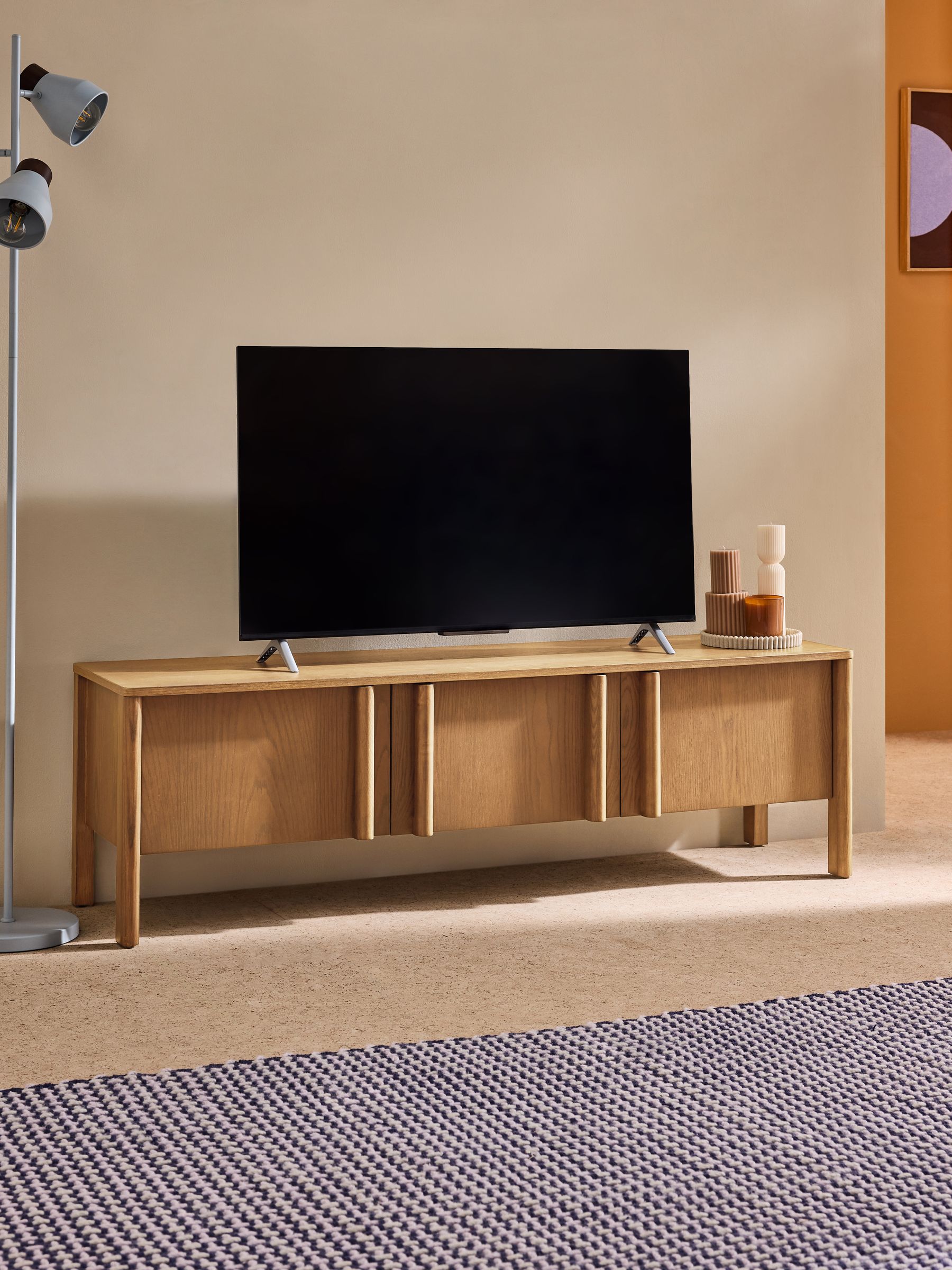 Reeve Up to 55 Inch Wide TV Unit in Oak - Image 2 of 6 Reeve Up to 55 Inch Wide TV Unit in Oak - Image 2 of 6