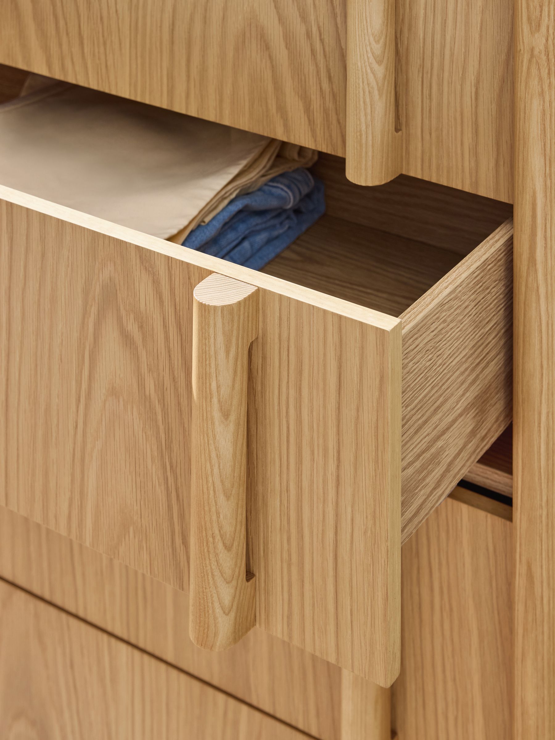 Reeve 4 Drawer 4 Drawer Chest in Oak - Image 4 of 5