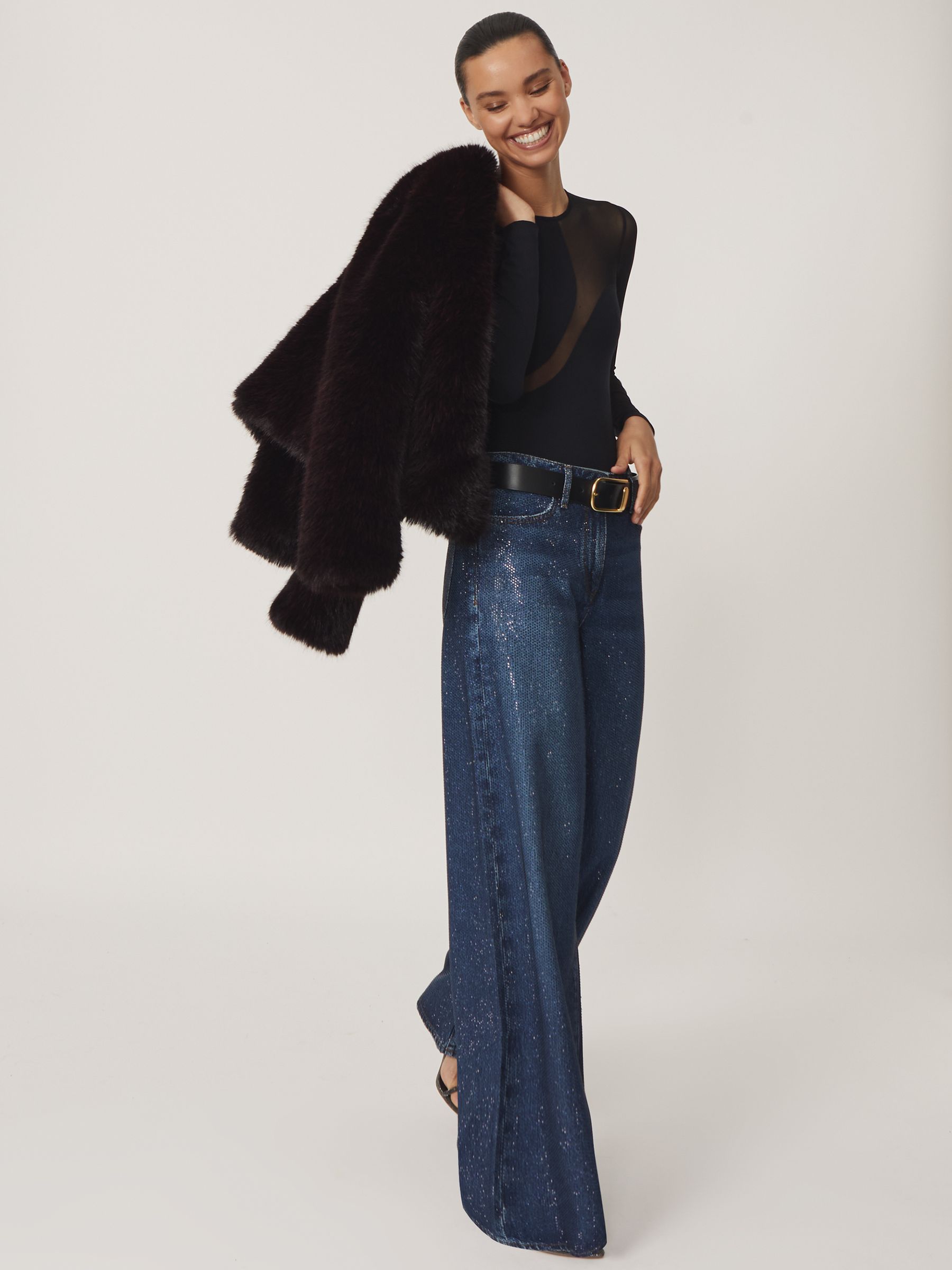 Body s výřezy a síťovanými panely v černé barvě - Obrázek 3 z 7