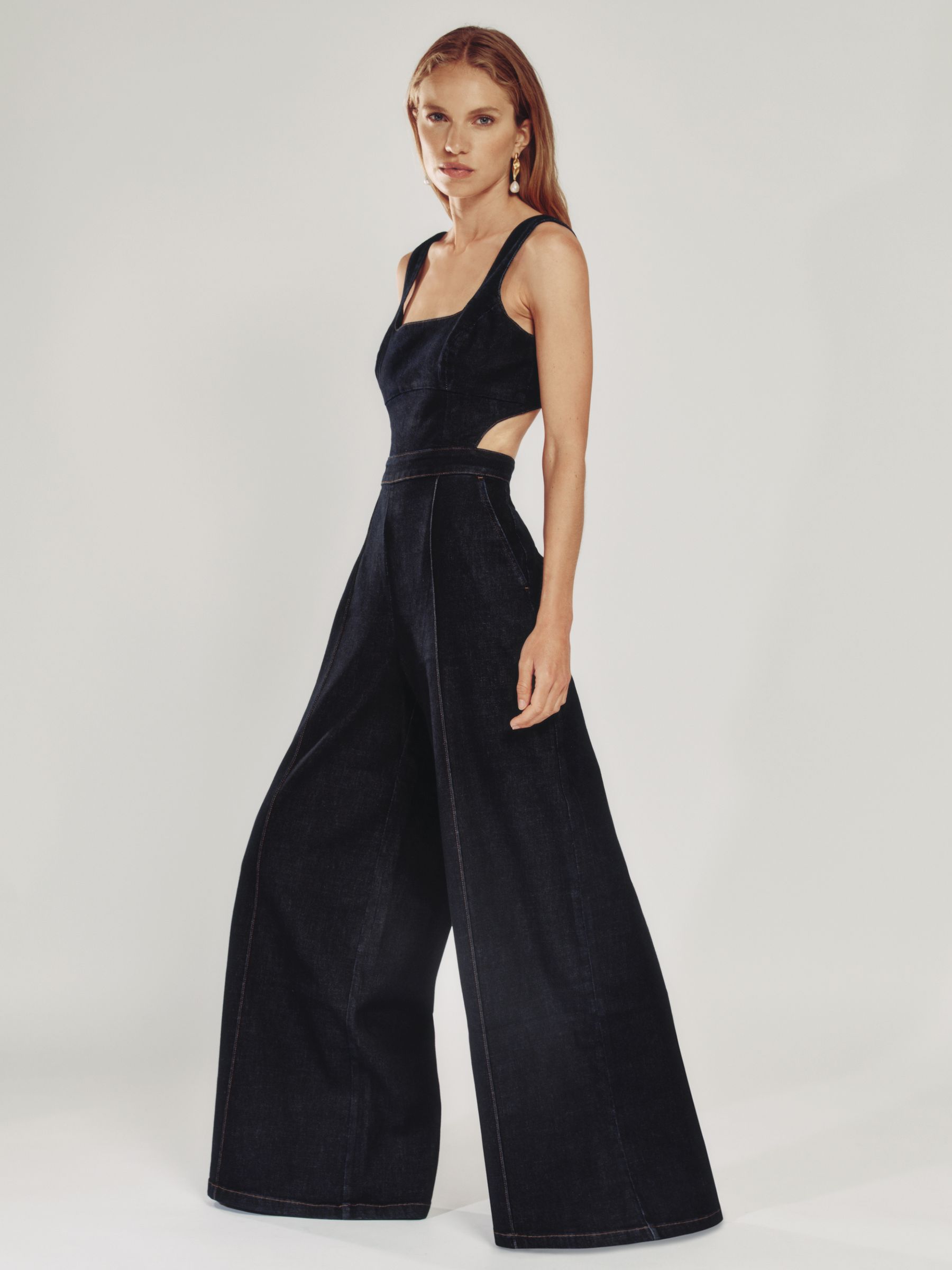 Denim-Jumpsuit mit weitem Beinausschnitt und Cut-Outs in Dunkelblau - Bild 1 von 7