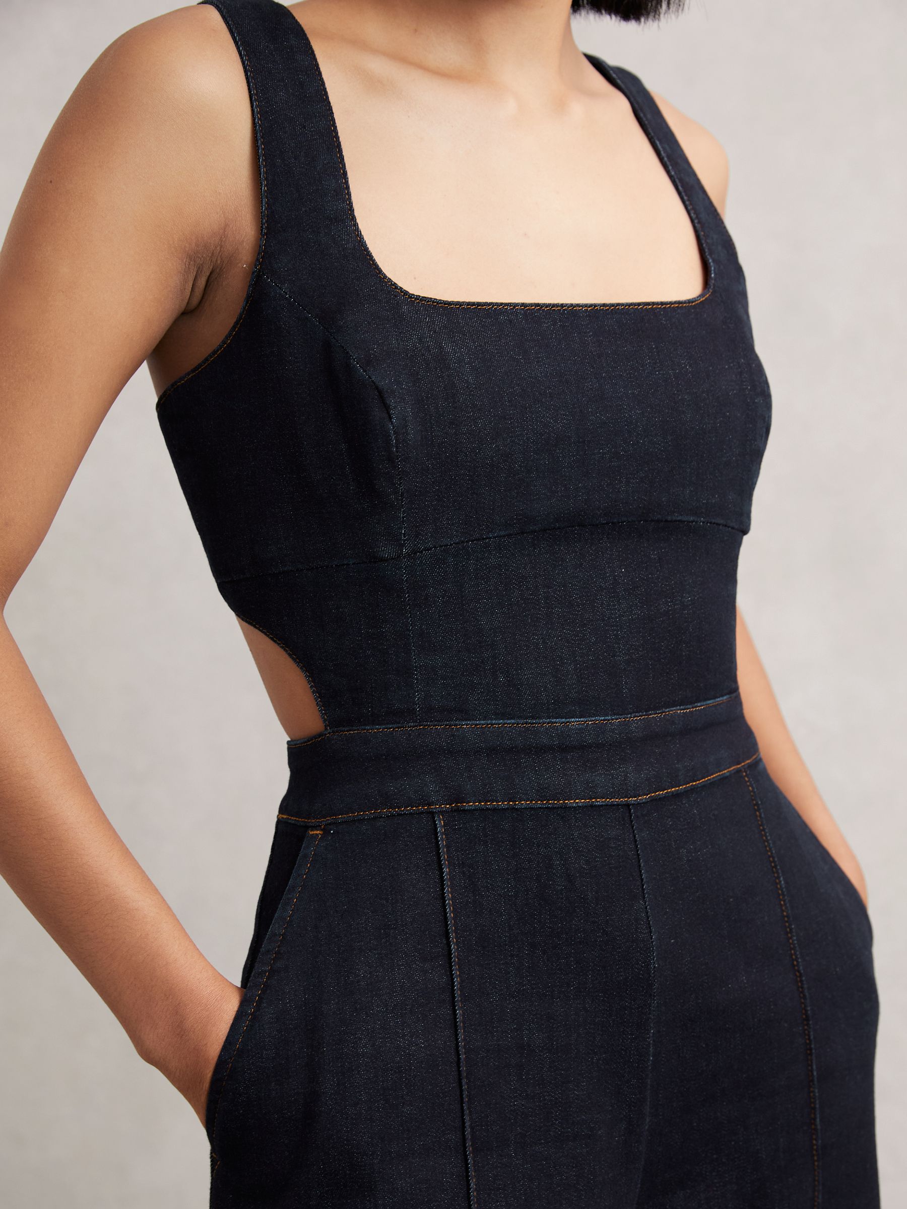 Denim-Jumpsuit mit weitem Beinausschnitt und Cut-Outs in Dunkelblau - Bild 5 von 7