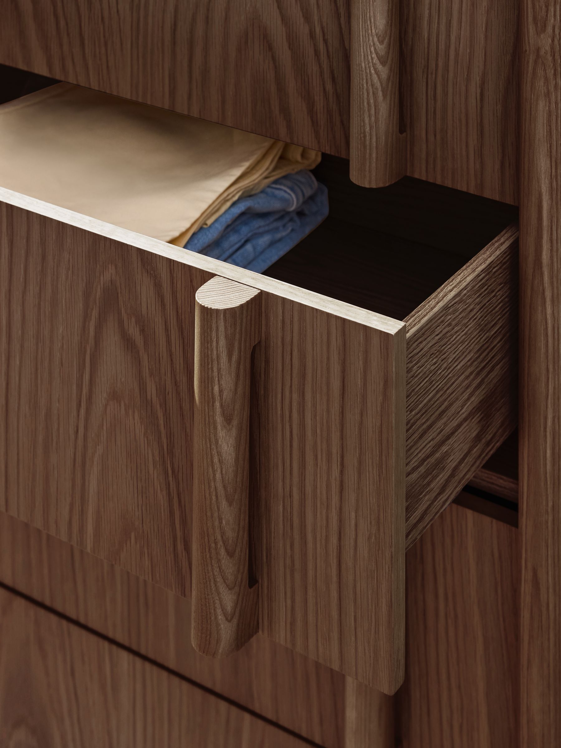 Reeve 4 Drawer 4 Drawer Chest in Dark Brown - Image 4 of 5