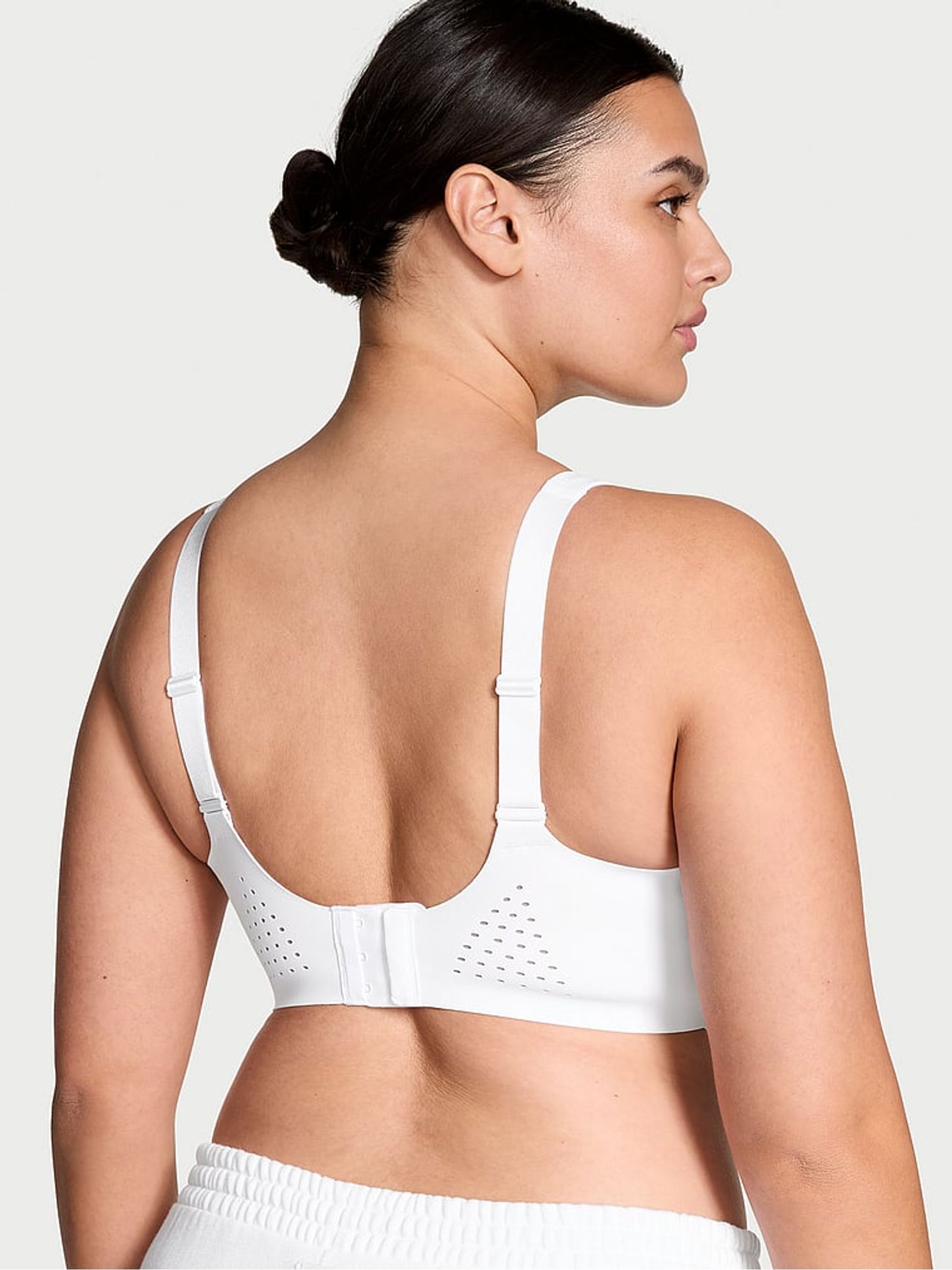 White Back Close Featherweight Max™ High Impact Sports Bra - Image 2 of 3 White Back Close Featherweight Max™ High Impact Sports Bra - Image 2 of 3