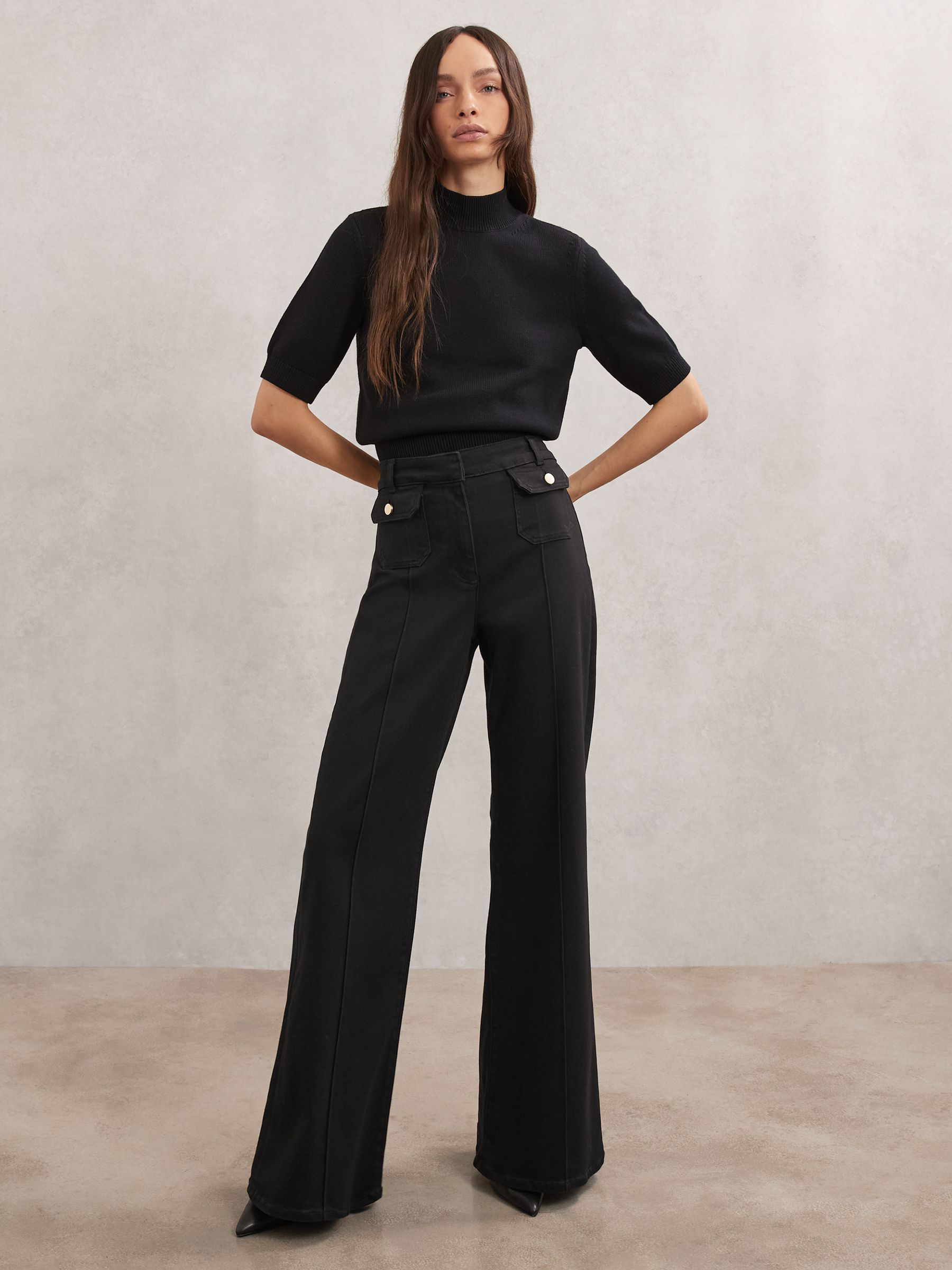 Schwarze Jeans mit ausgestelltem Bein und Taschendetails für kleine Frauen - Bild 1 von 7