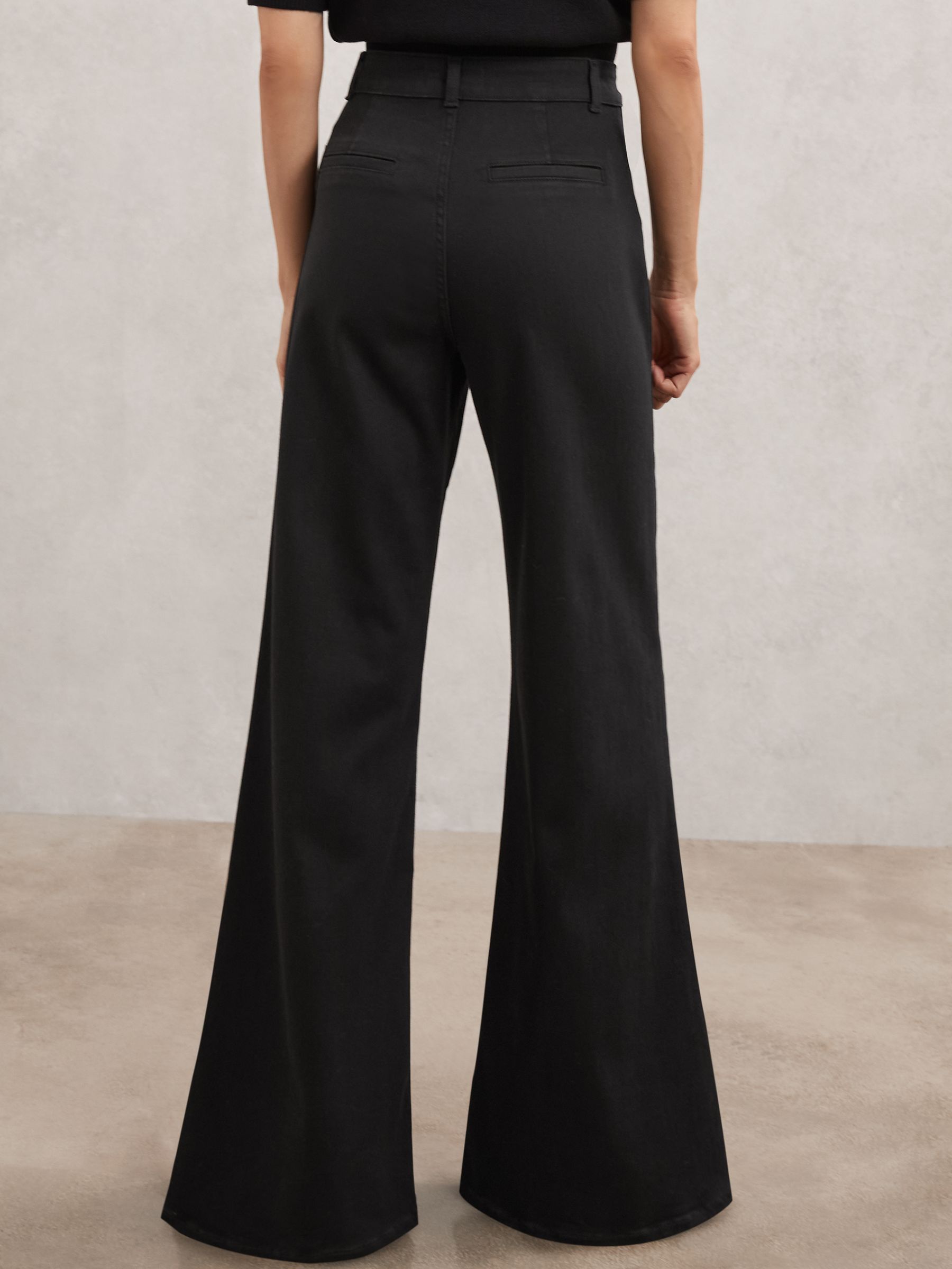 Schwarze Jeans mit ausgestelltem Bein und Taschendetails für kleine Frauen - Bild 5 von 7